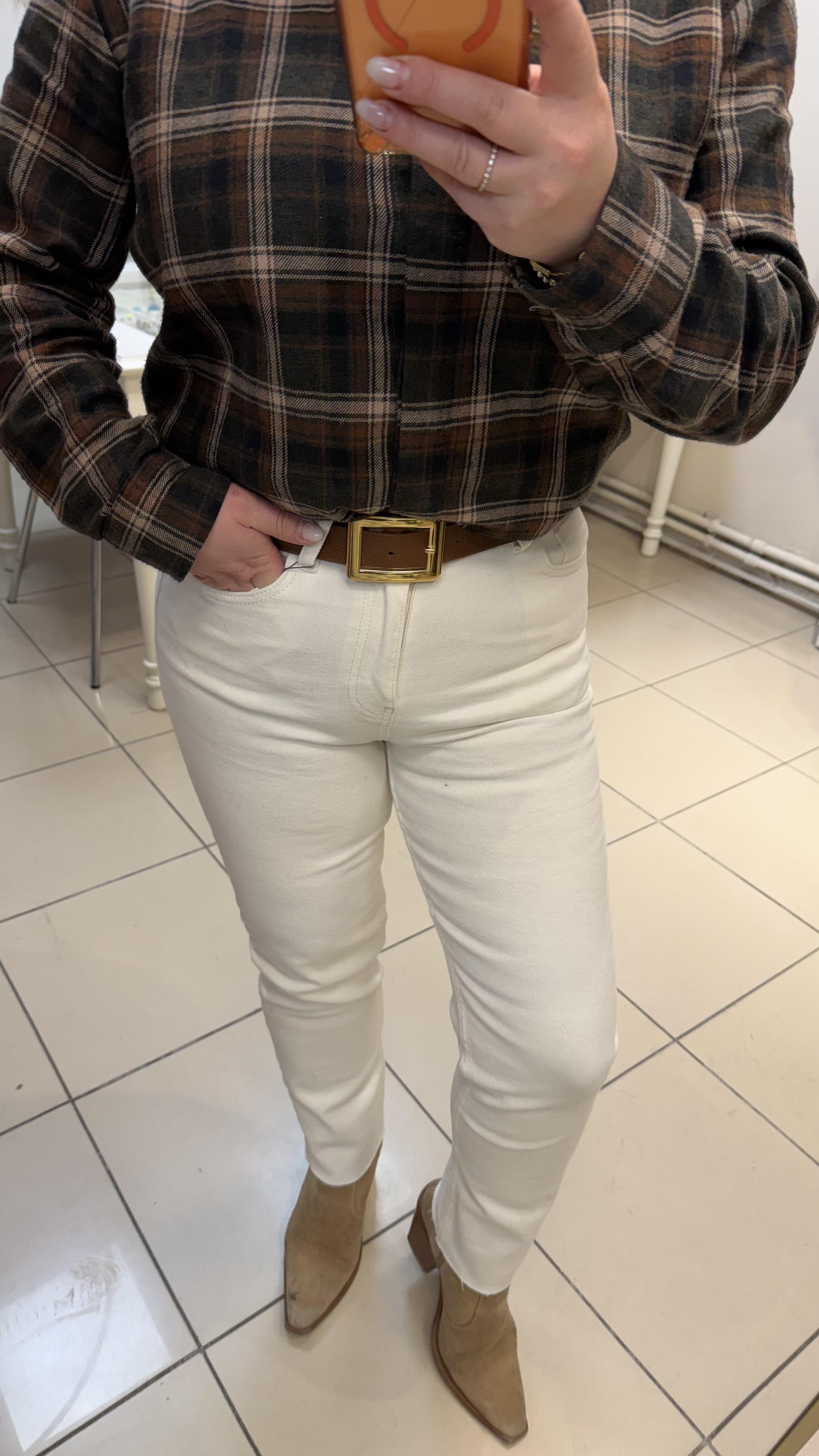 YÜKSEK BEL KESİK PAÇA BOYFİT JEAN EKRU