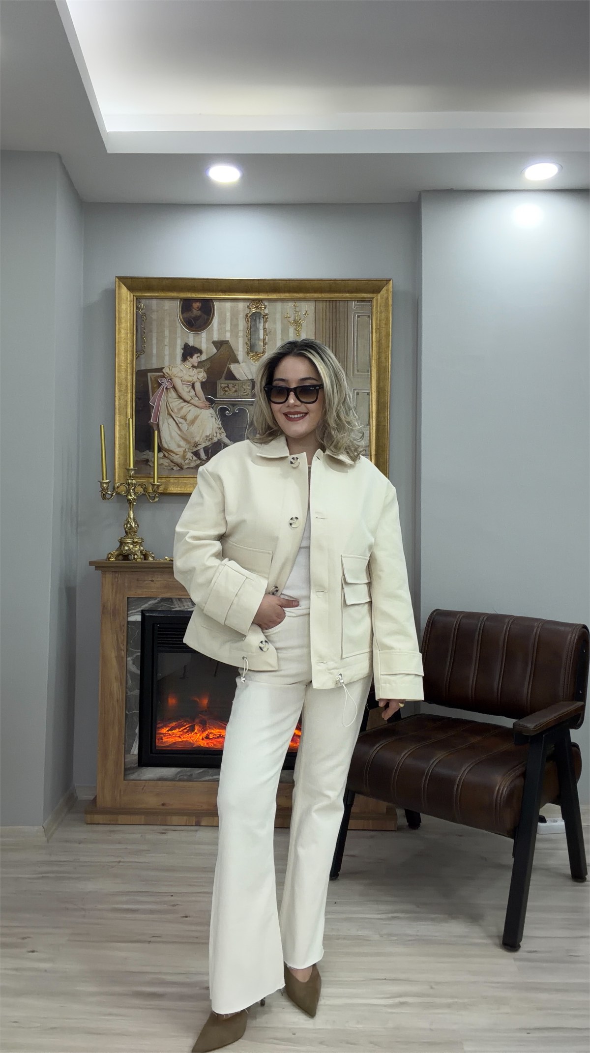  NAKIŞLI ÇIKARILABİLİR PELERİNLİ CEKET EKRU