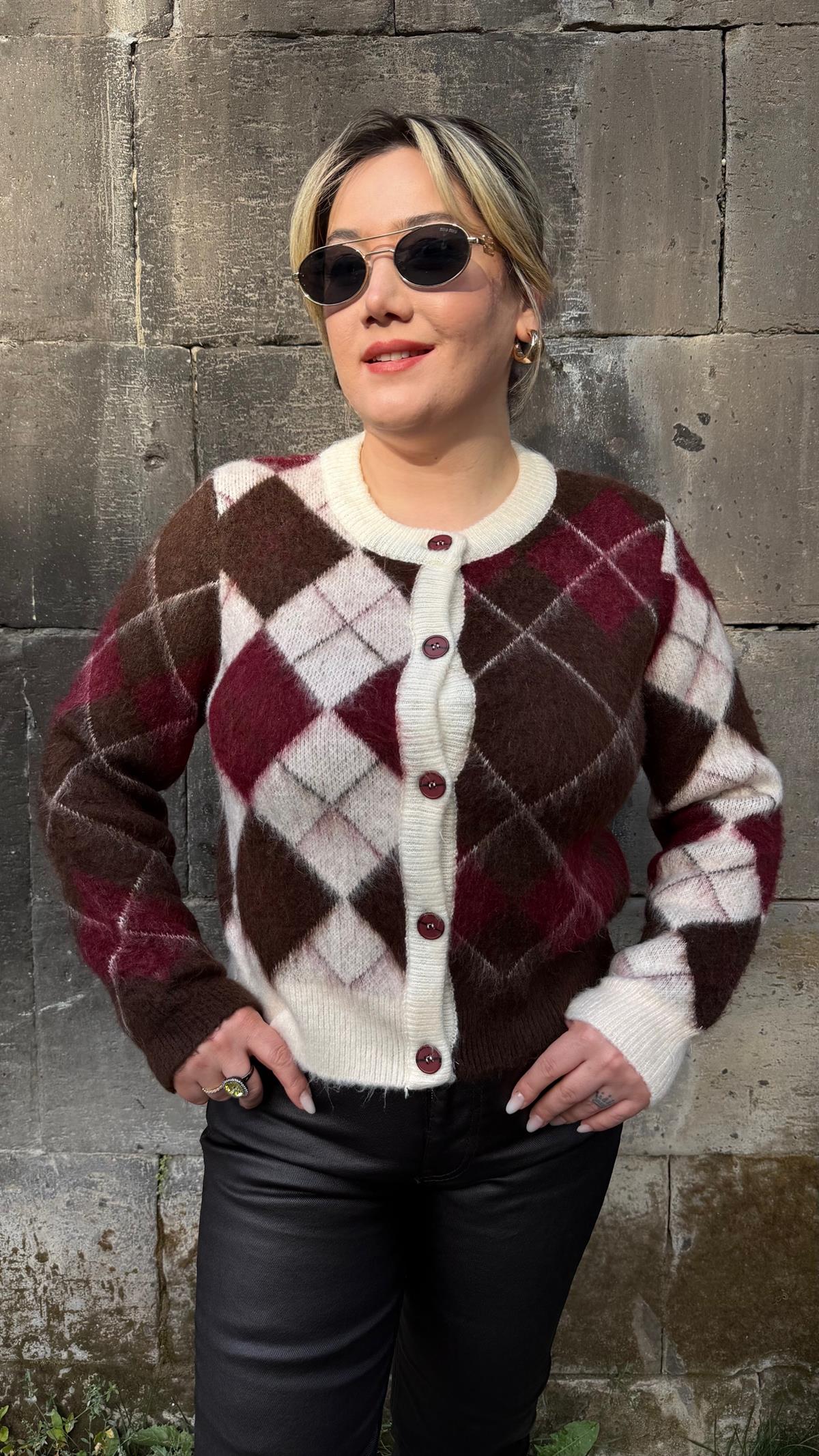 BAKLAVA DESEN AKRİLİK HIRKA BORDO 