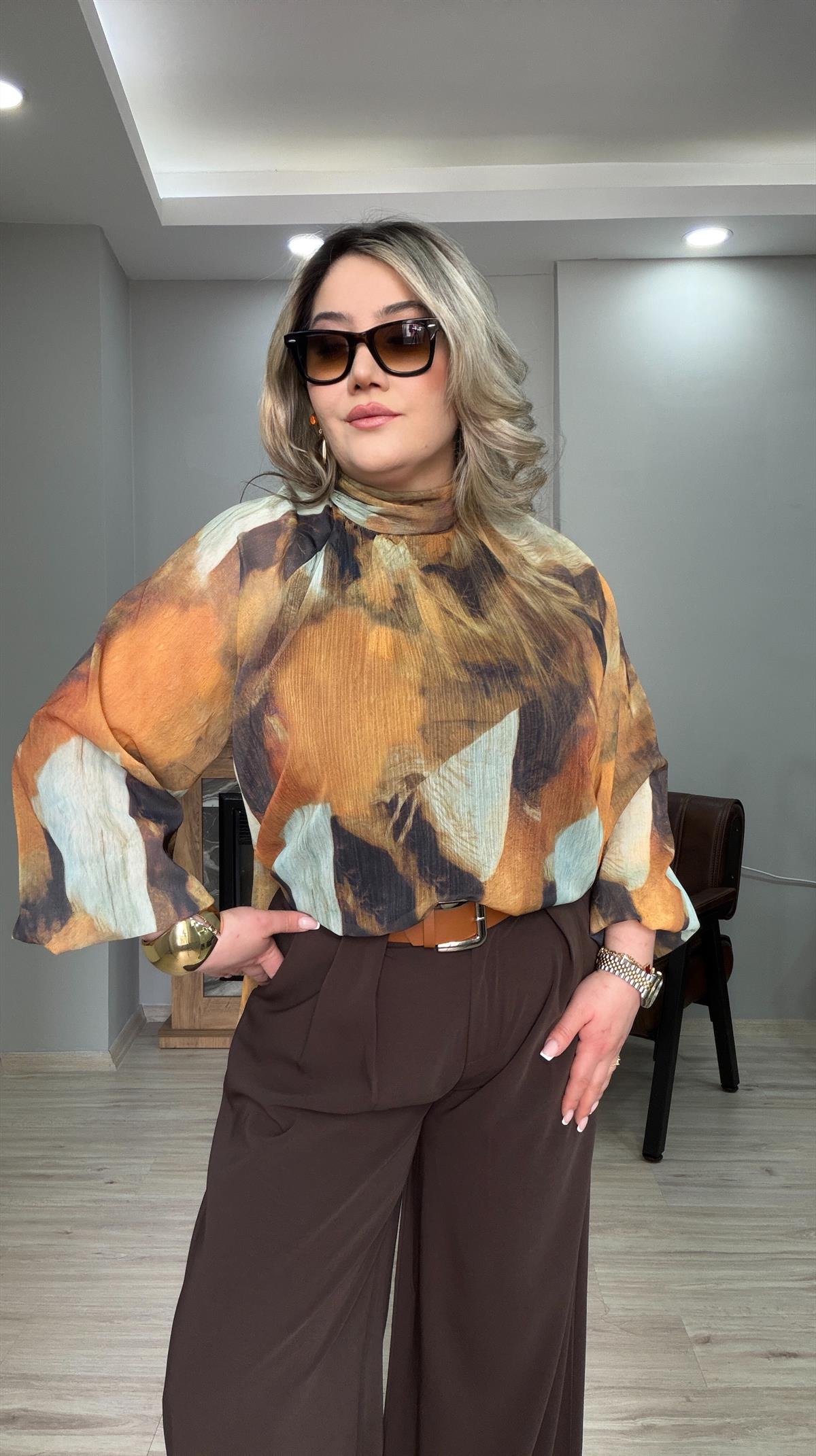 BOYUNDAN BAĞLAMALI DESENLİ ŞİFON BLUZ 
