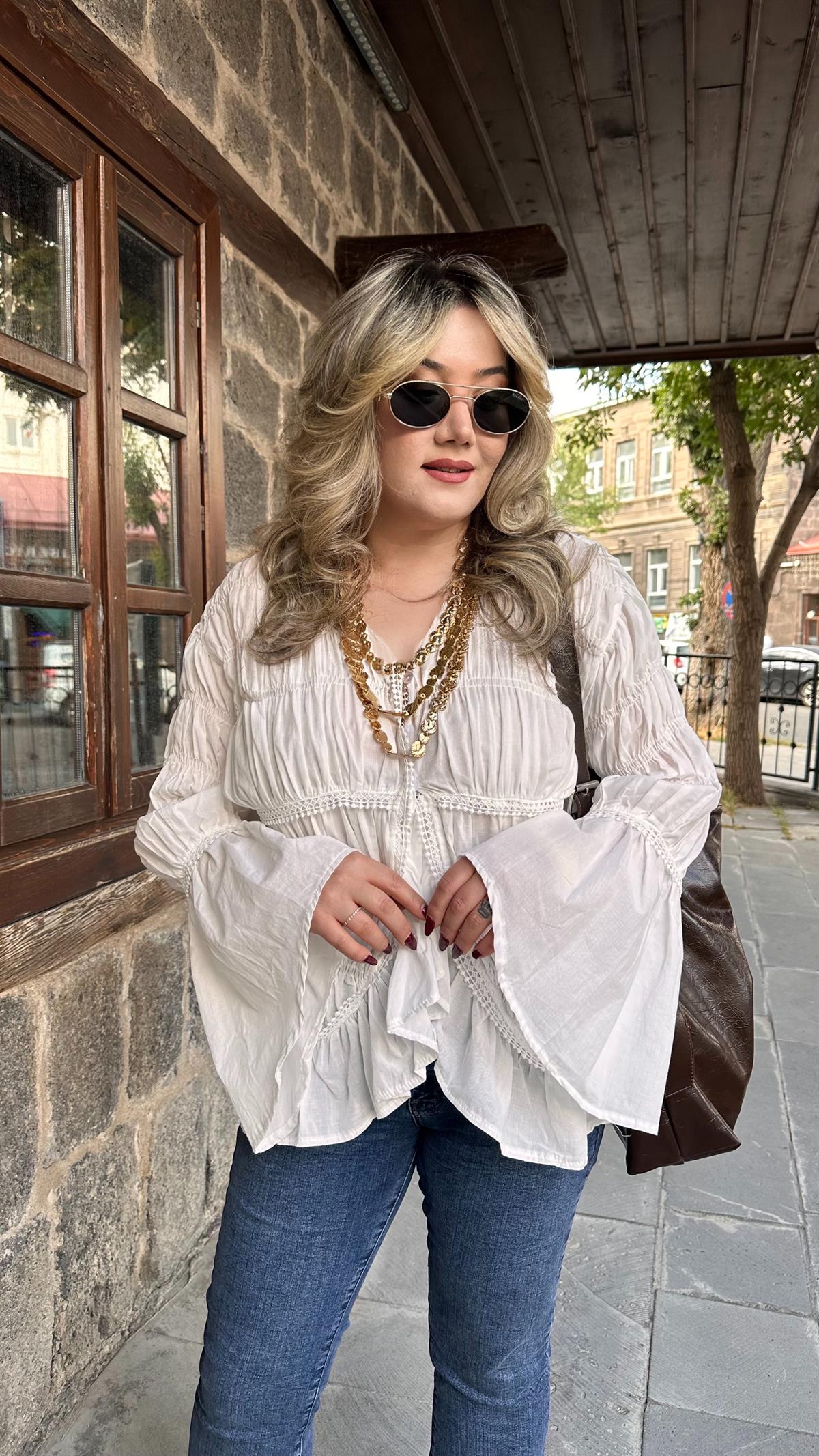 BÜRÜMCÜK GÜPÜR BİYELİ BLUZ EKRU