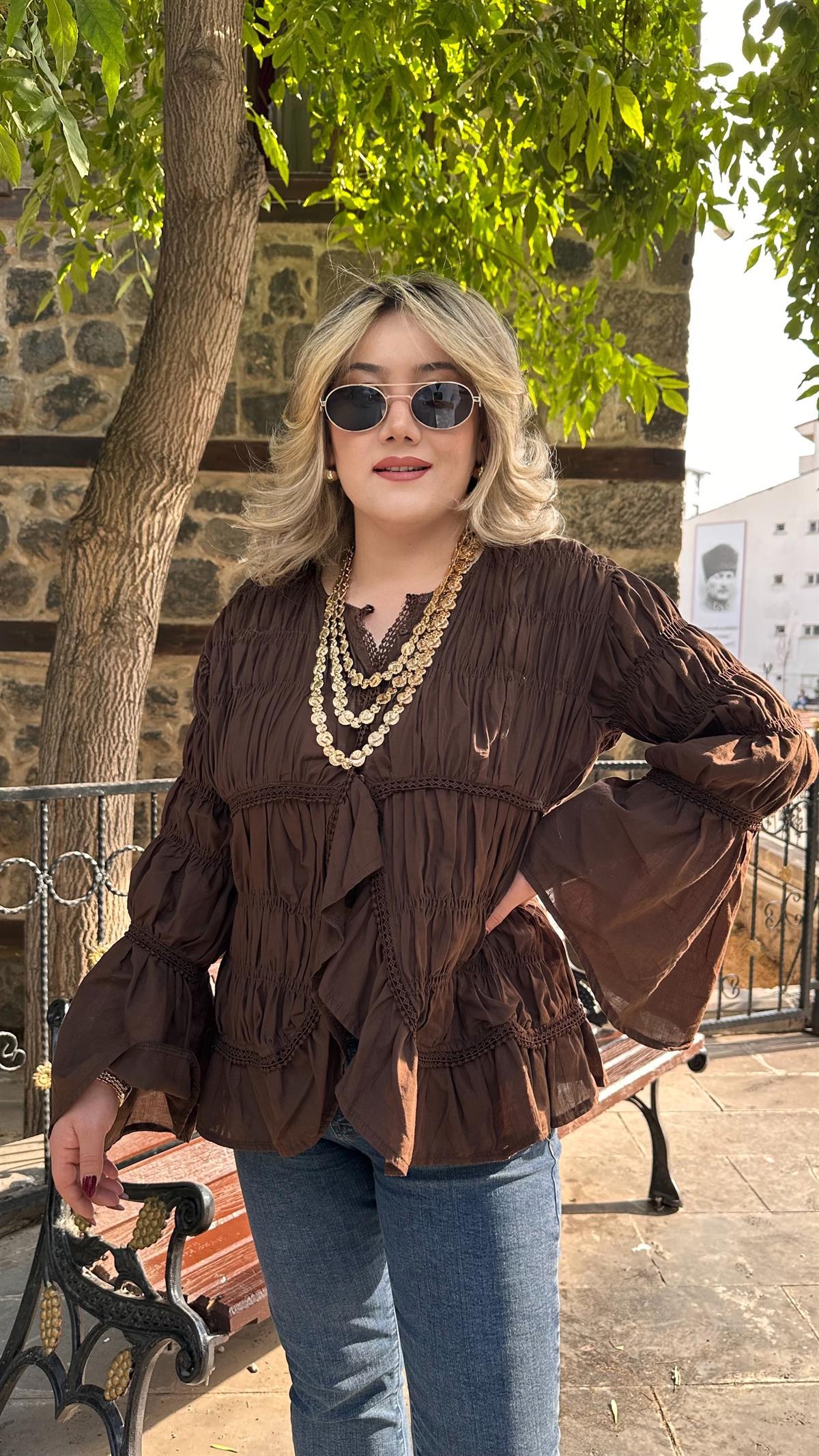 BÜRÜMCÜK GÜPÜR BİYELİ BLUZ KAHVE