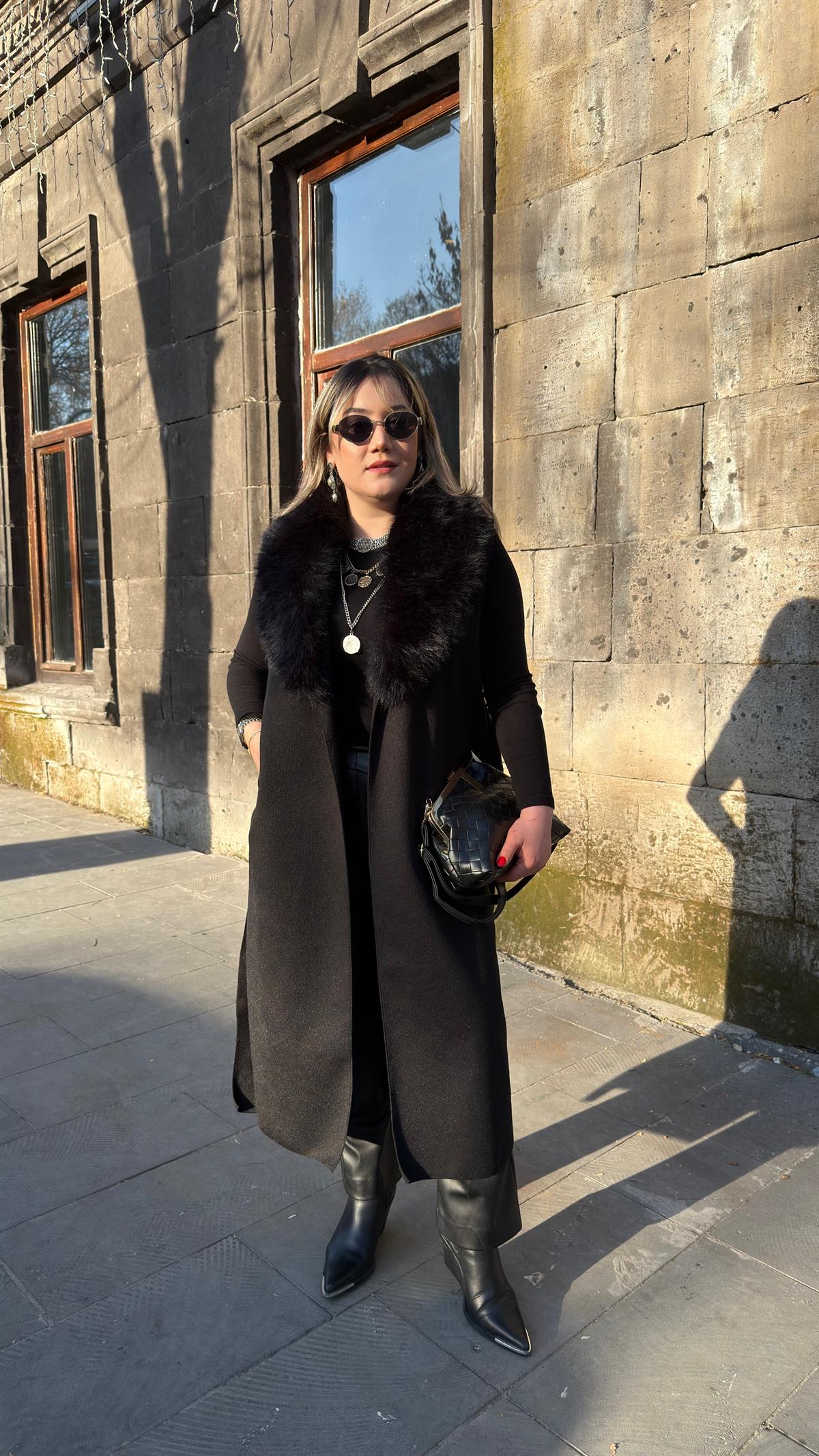 ÇIKARILABİLİR KÜRK YAKALI KUŞAK DETAYLI MAXİ KAŞE YELEK 