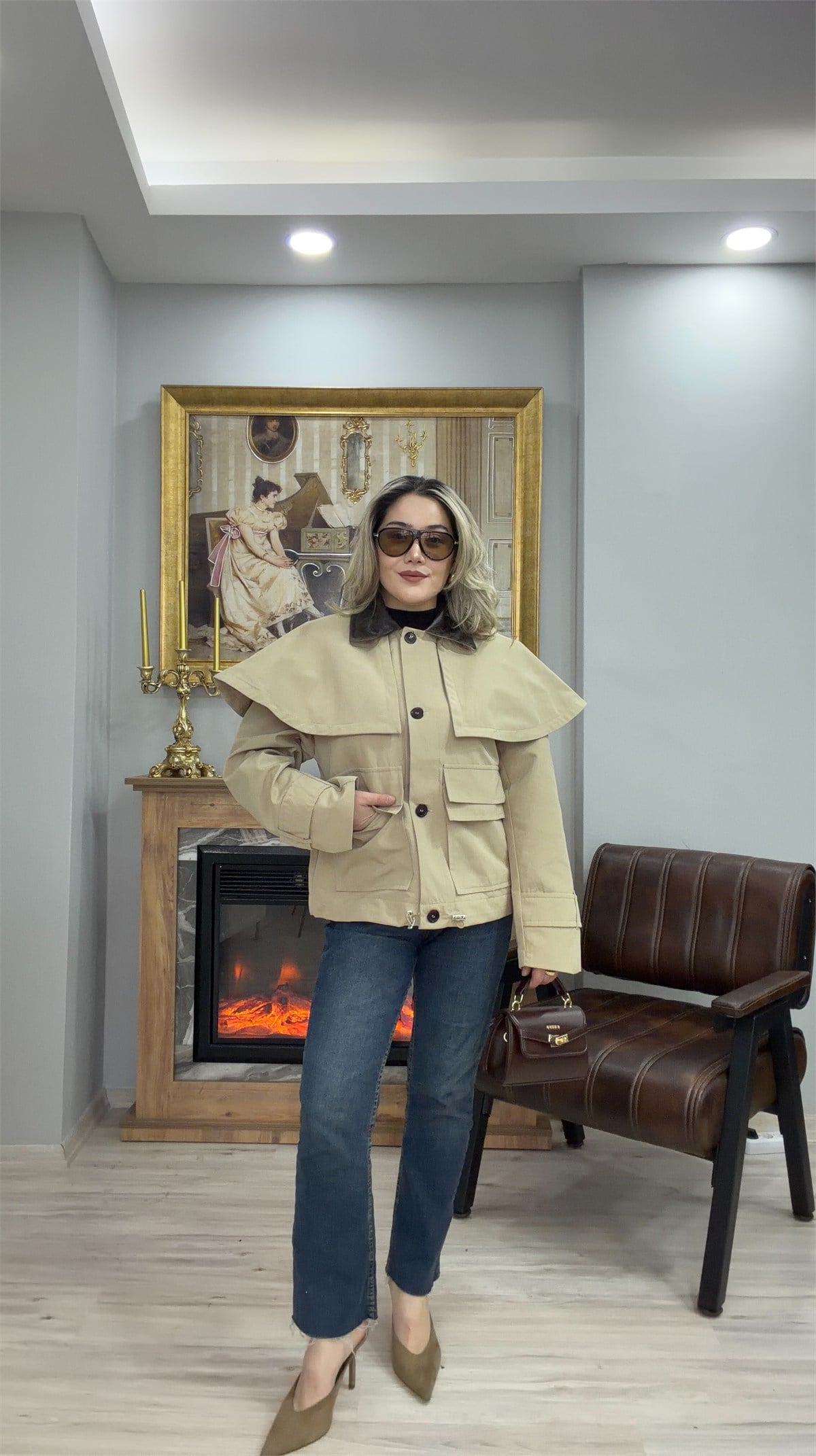 ÇIKARILABİLİR PELERİNLİ BEJ CEKET