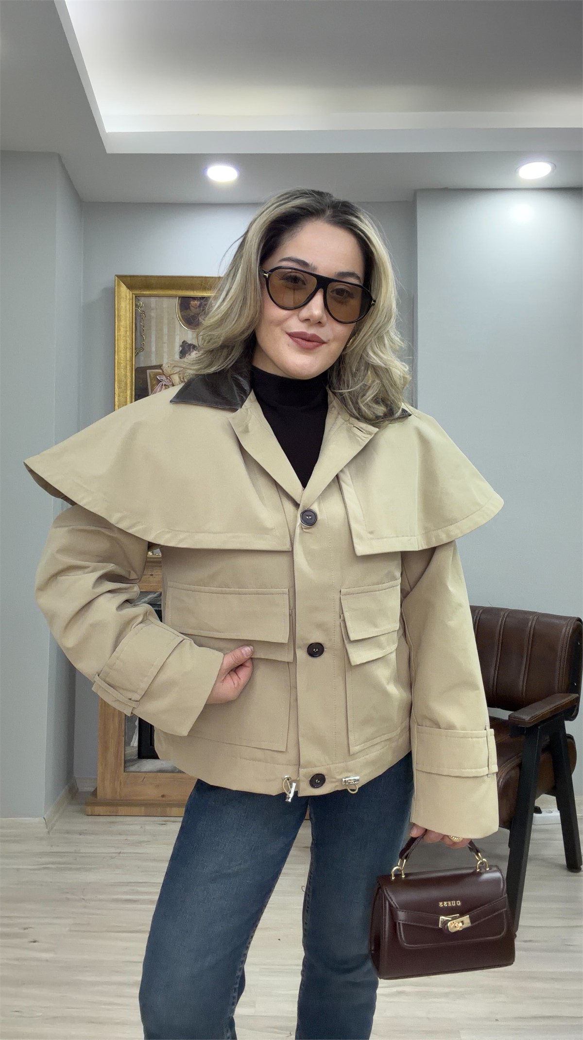 ÇIKARILABİLİR PELERİNLİ BEJ CEKET