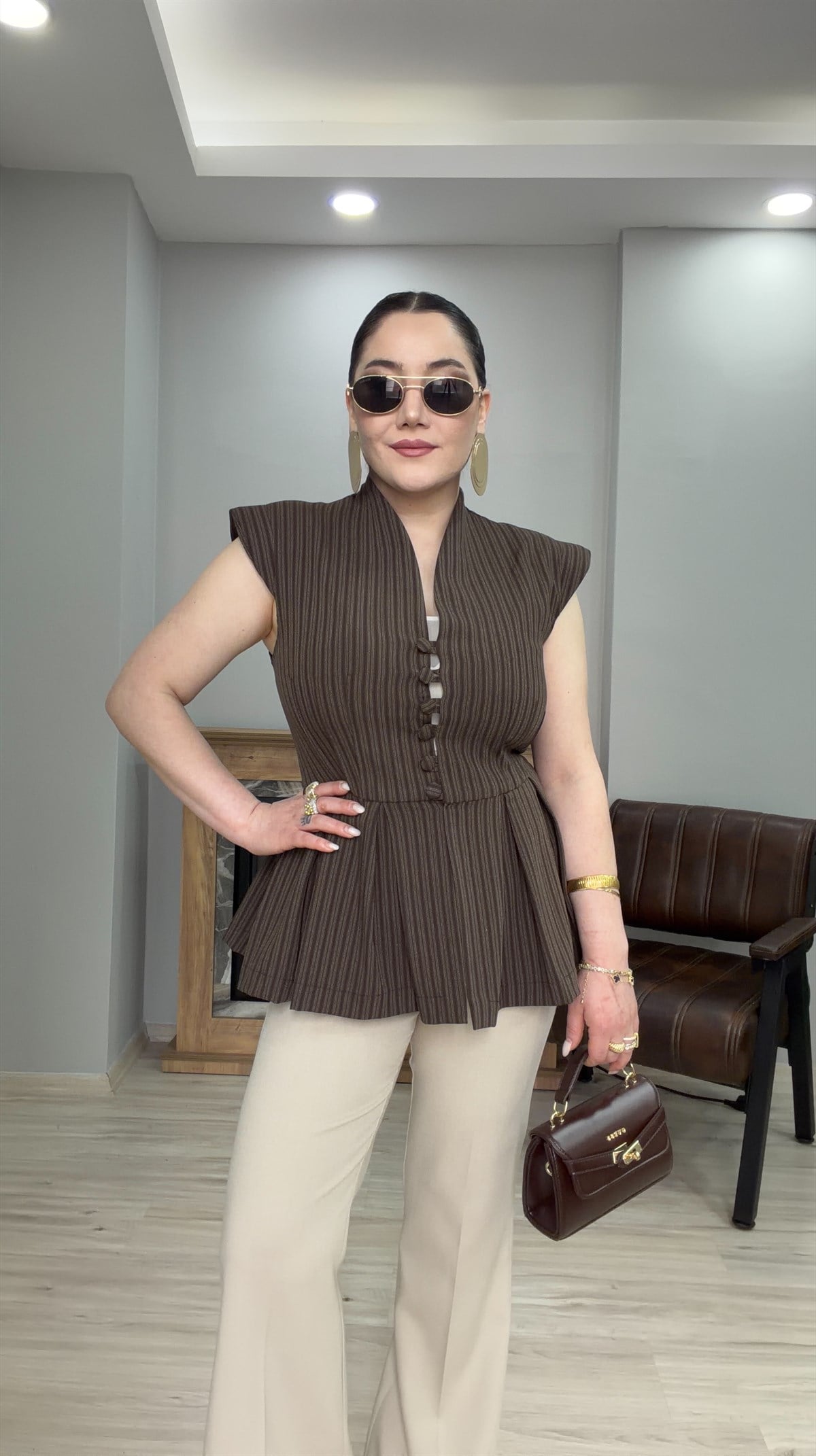 ÇİZGİLİ DESEN DİK YAKA YELEK BLUZ  KAHVE