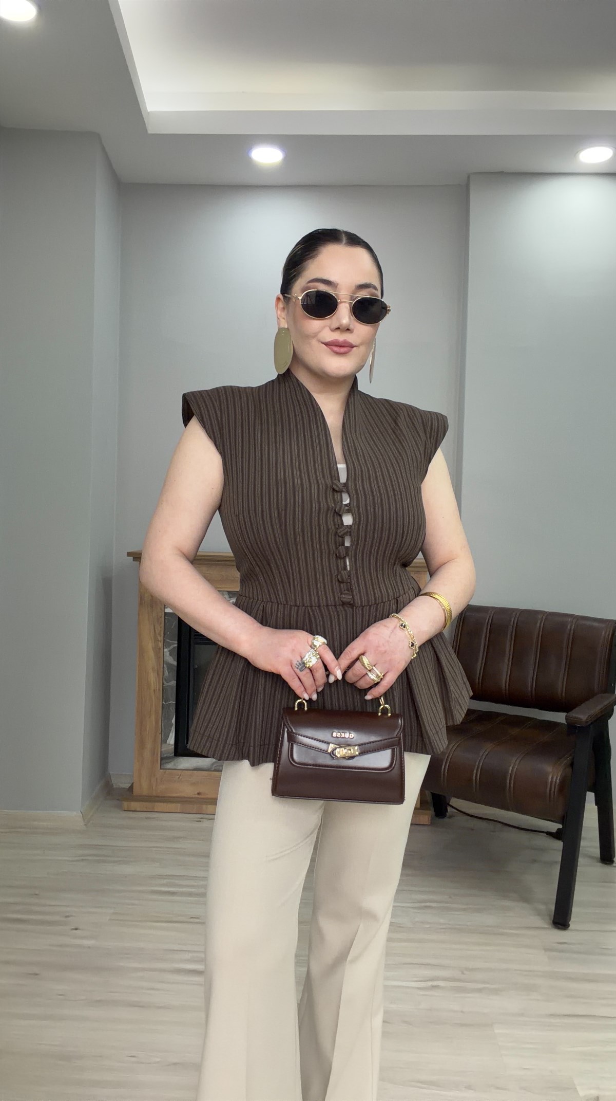 ÇİZGİLİ DESEN DİK YAKA YELEK BLUZ  KAHVE