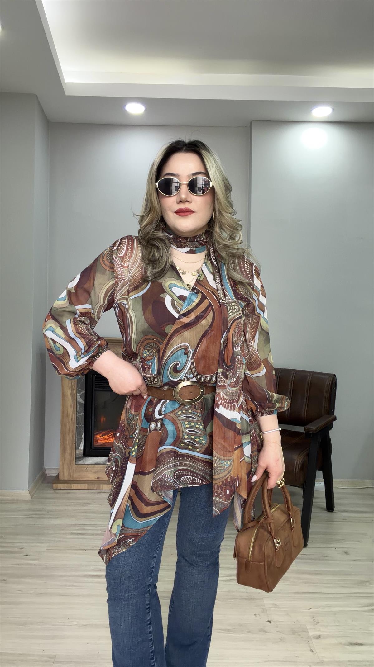 DESENLİ KEMER DETAYLI ŞİFON BLUZ