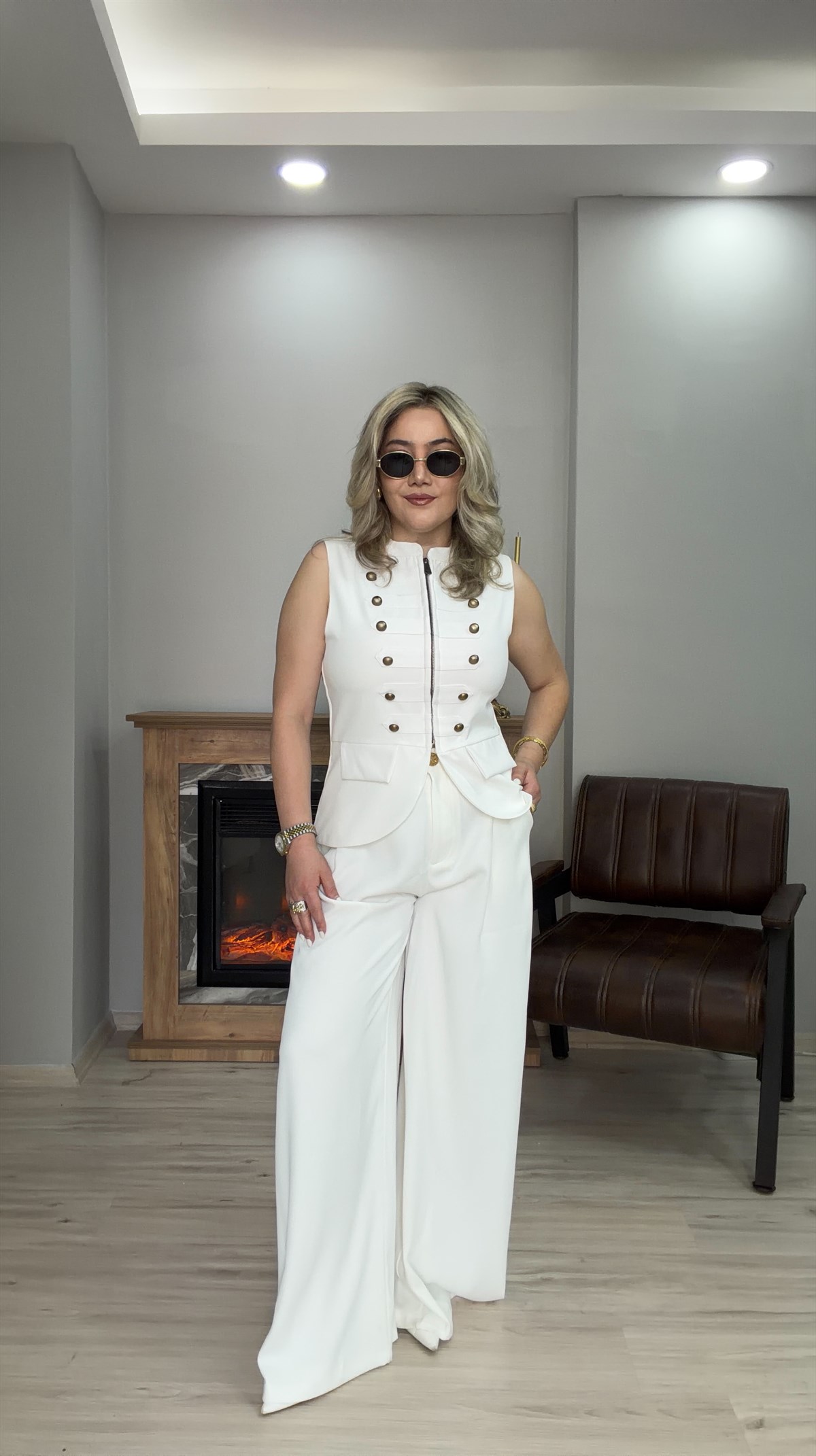 DİK YAKA DÜĞME DETAYLI YELEK BEYAZ