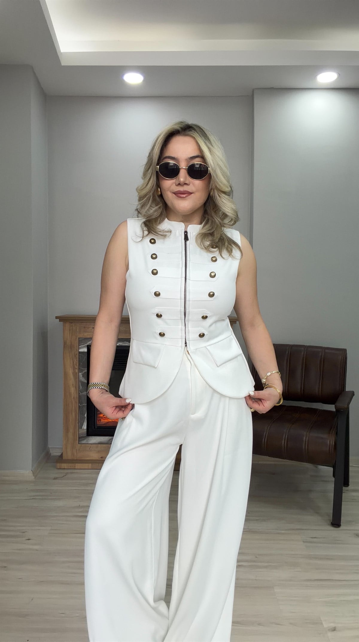 DİK YAKA DÜĞME DETAYLI YELEK BEYAZ