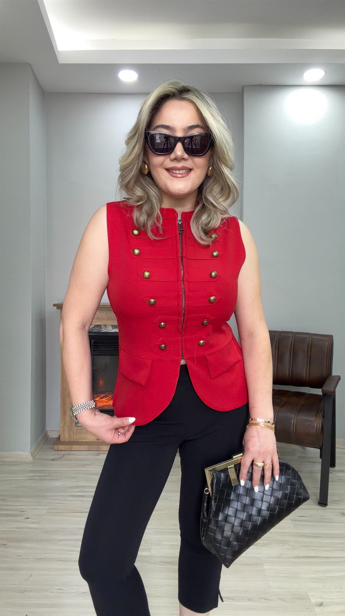 DİK YAKA DÜĞME DETAYLI YELEK KIRMIZI