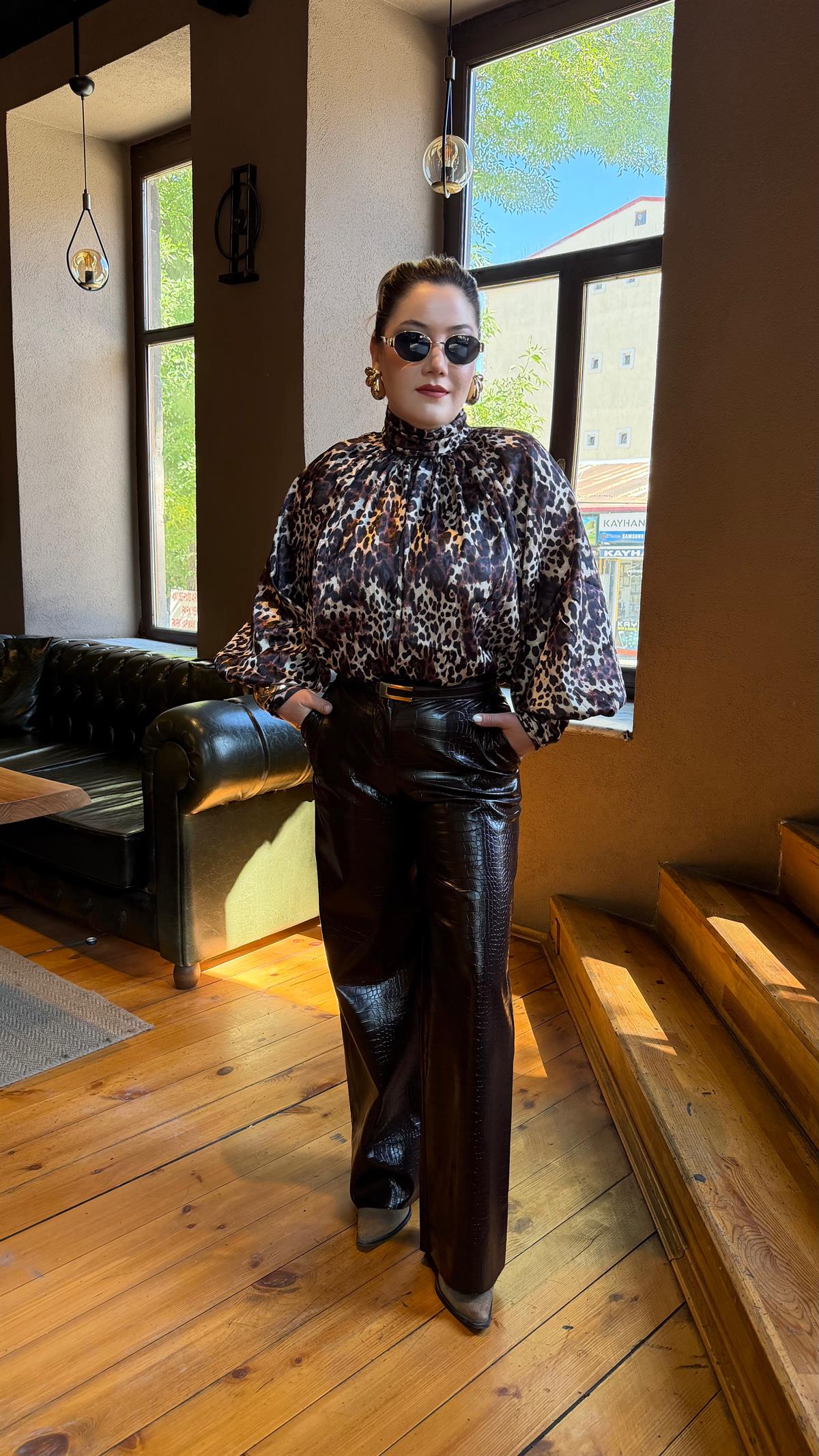 DİK YAKA SATEN LEOPAR DESEN BLUZ