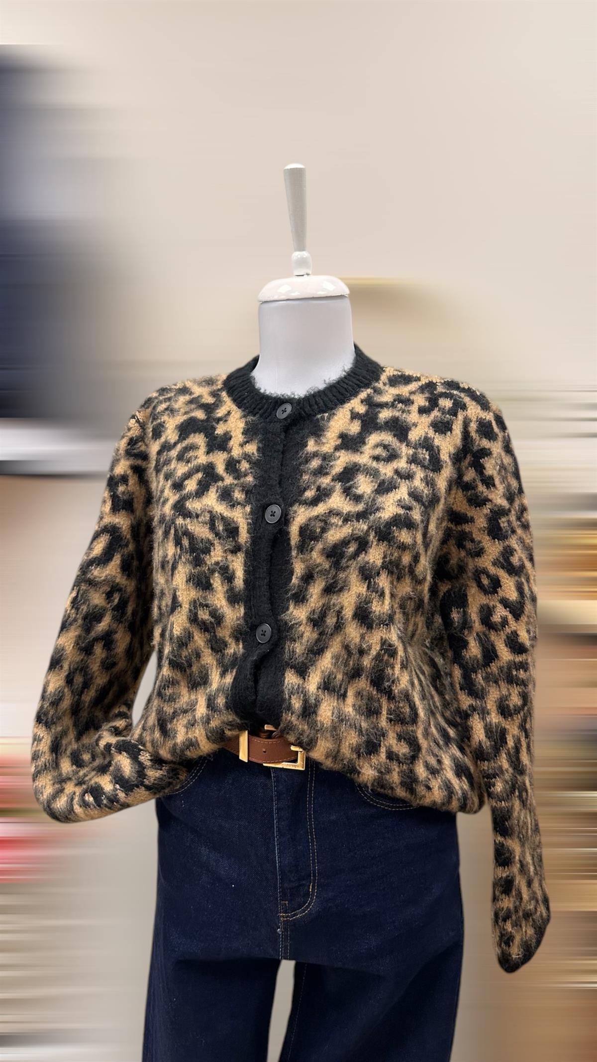 DOKULU DÜĞMELİ LEOPAR HIRKA