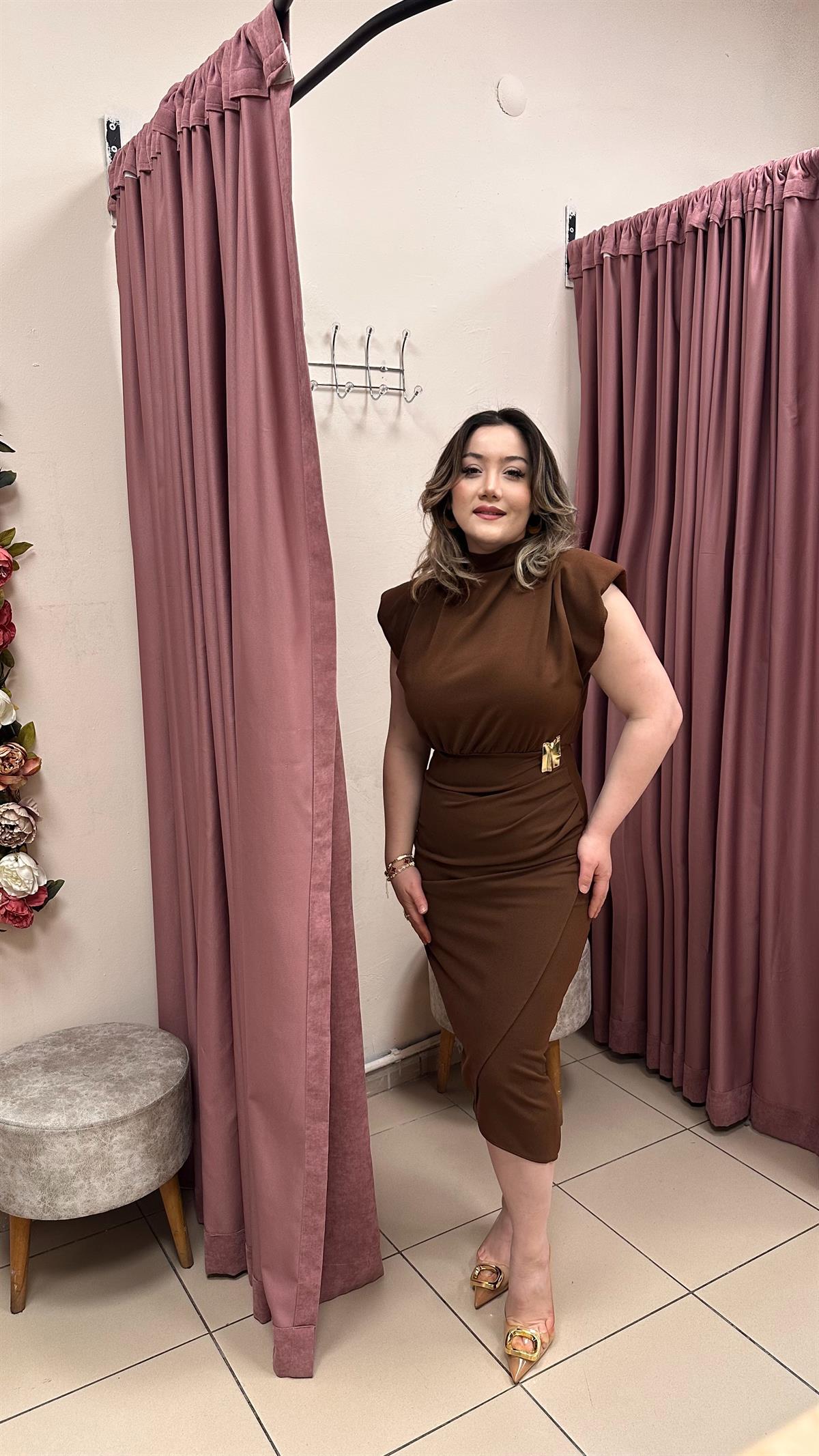 DRAPE DETAYLI DİK YAKA VATKALI ELBİSE KAHVE