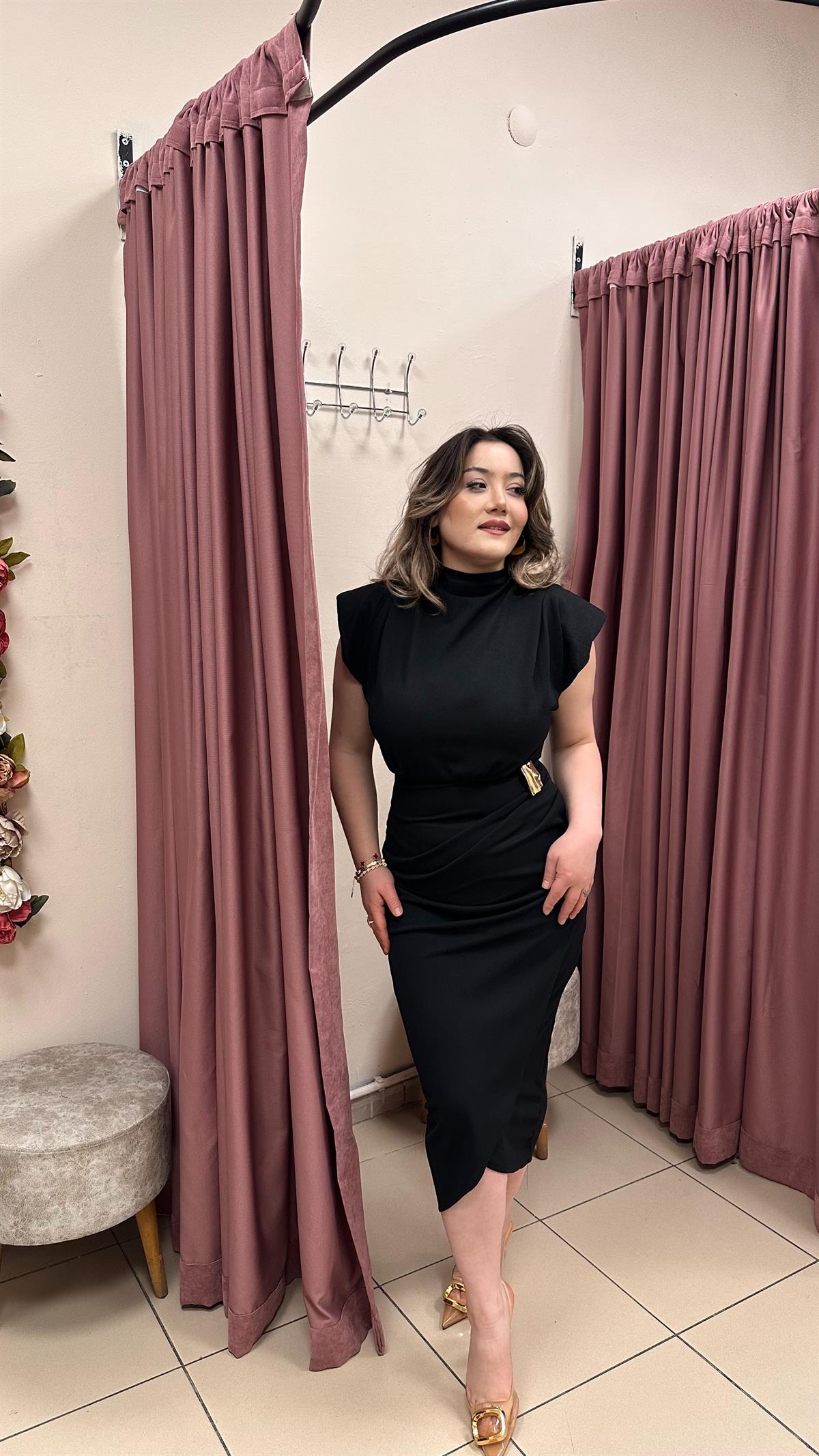 DRAPE DETAYLI DİK YAKA VATKALI ELBİSE SİYAH