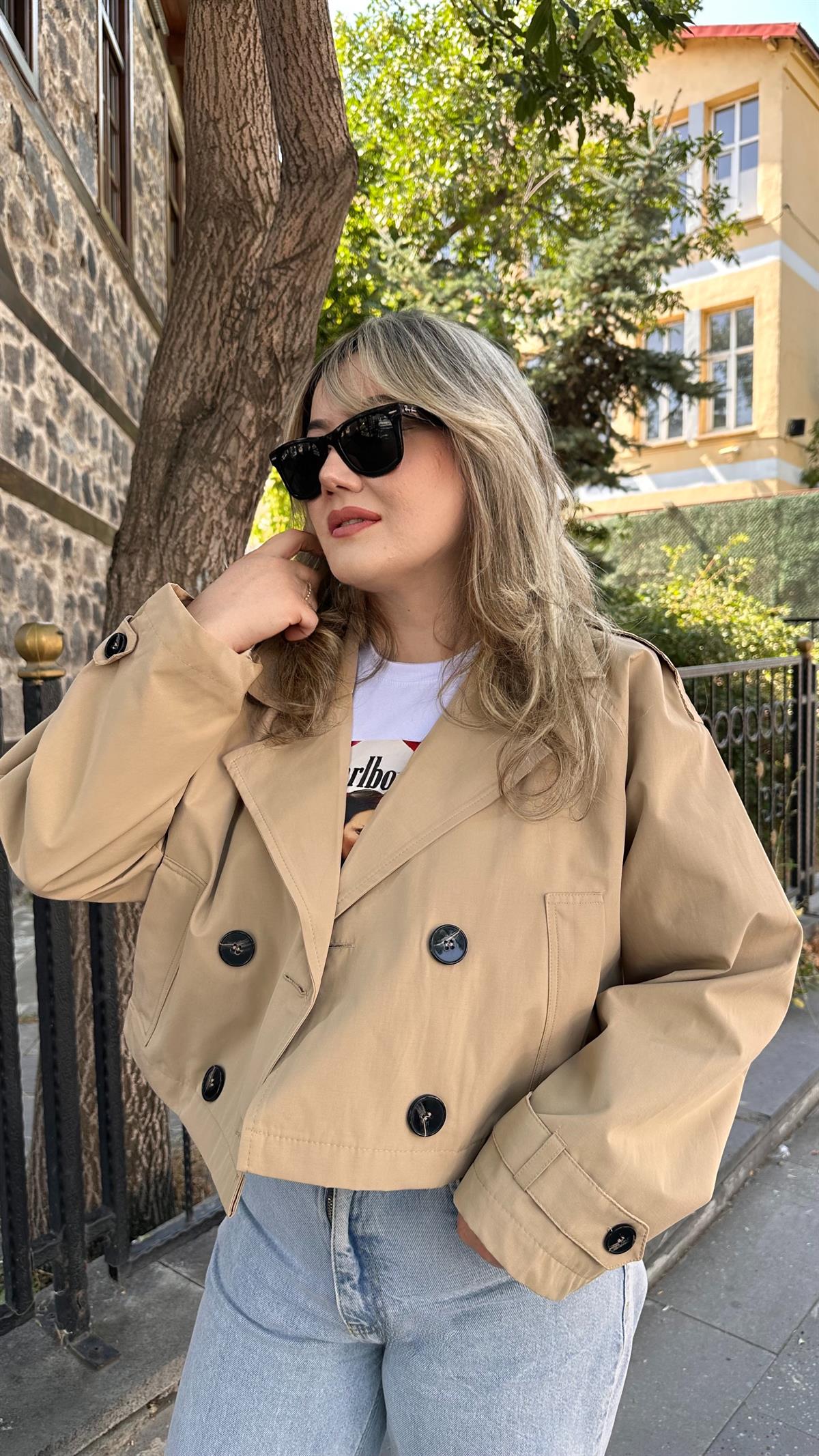 DÜĞME DETAYLI CROP TRENÇKOT CAMEL