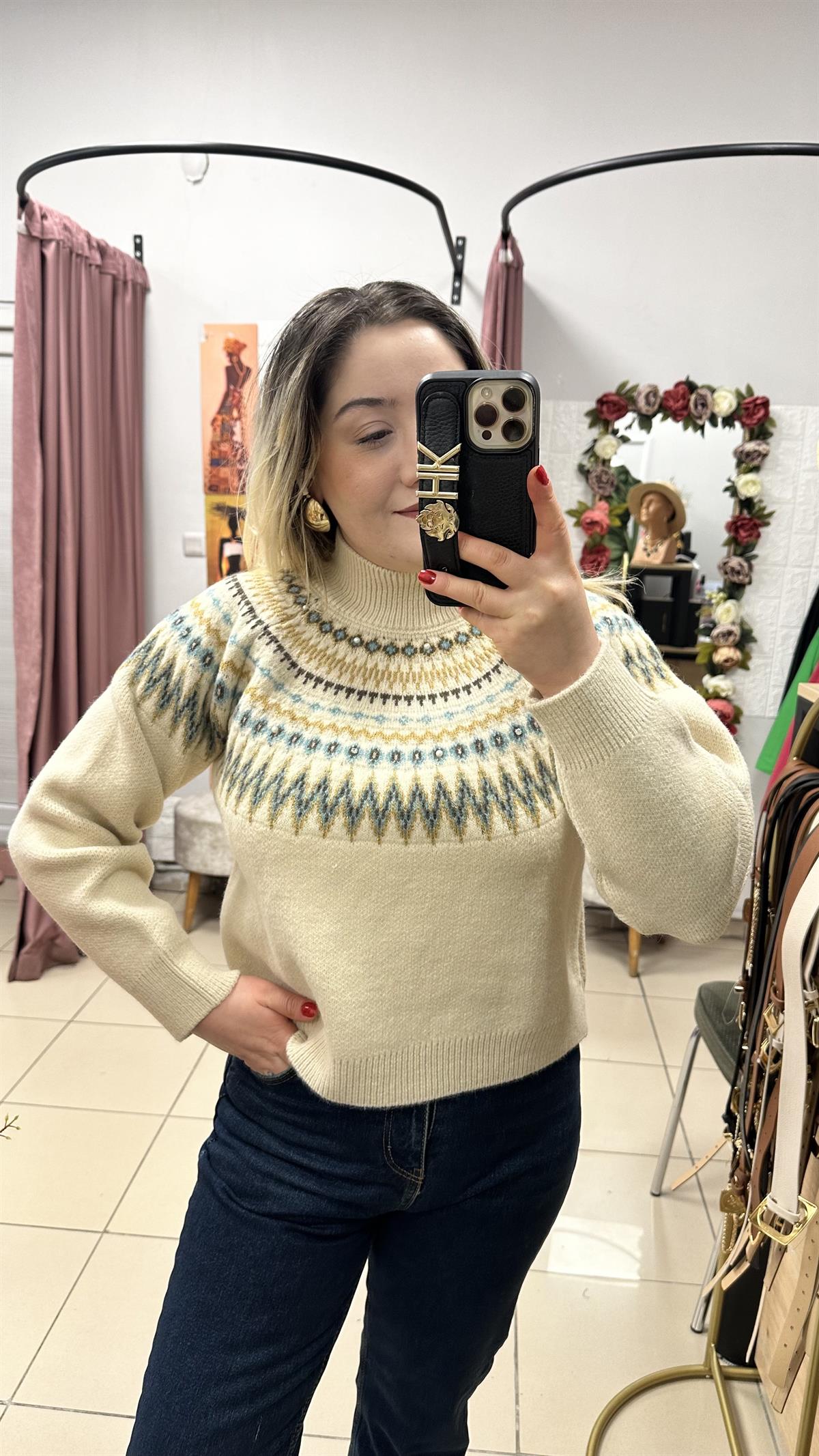 Ekru desenli dik yaka kazak