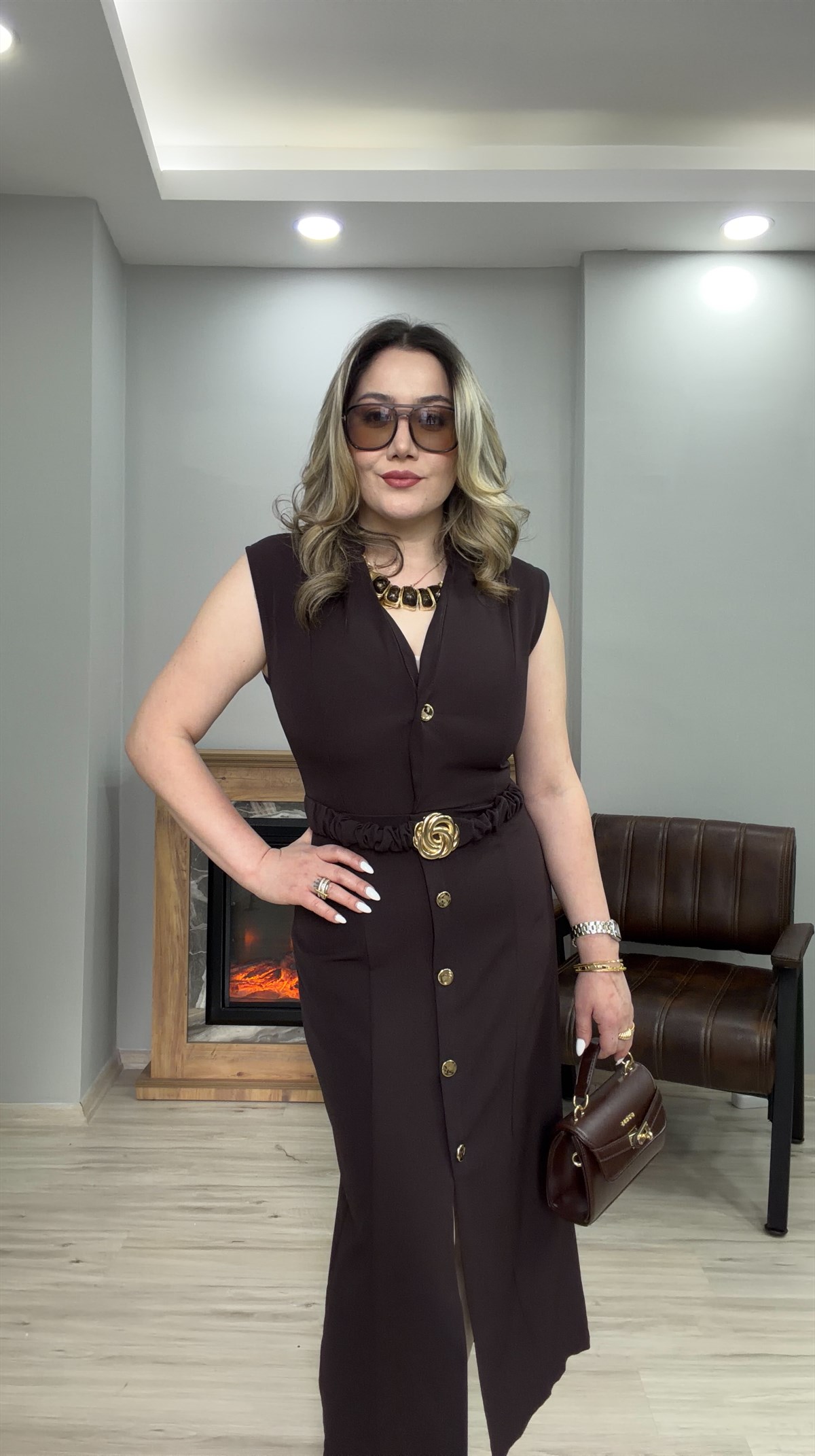 GOLD DÜĞMELİ TOKALI KOLSUZ ELBİSE  KAHVE 