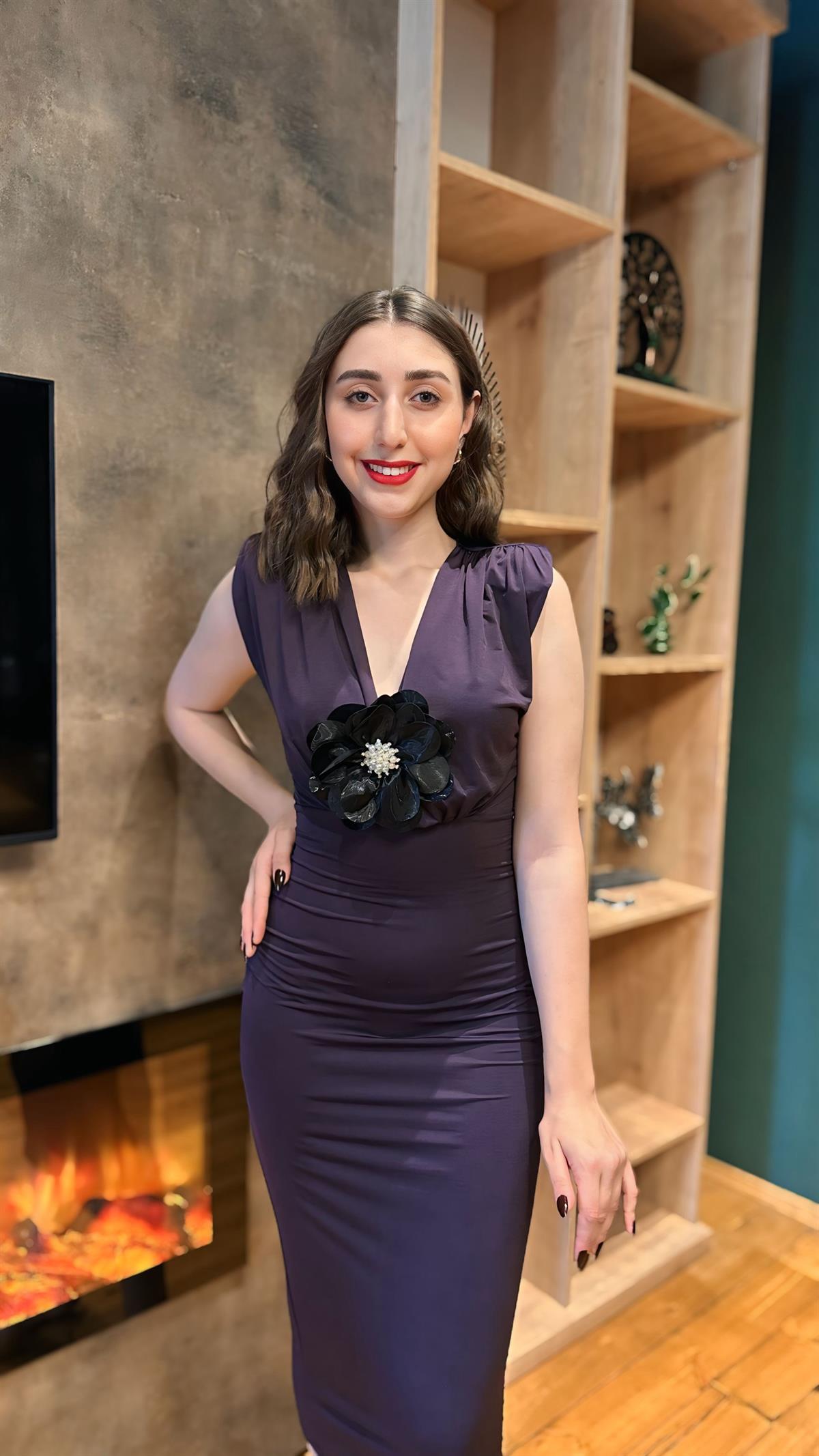 GÜL DETAYLI KALEM ELBİSE MÜRDÜM