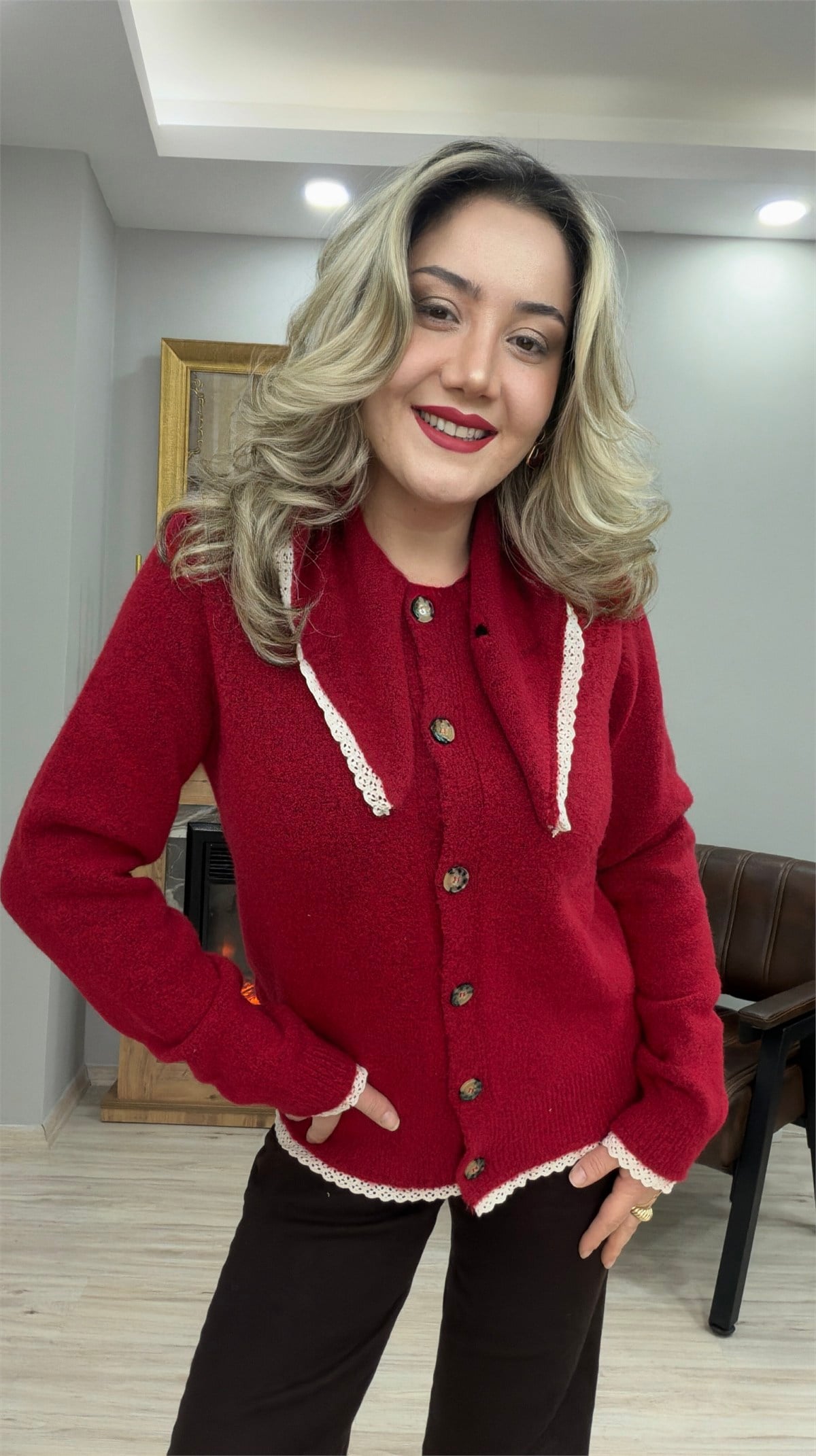 GÜPÜRLÜ BAĞCIK DETAYLI HIRKA KIRMIZI