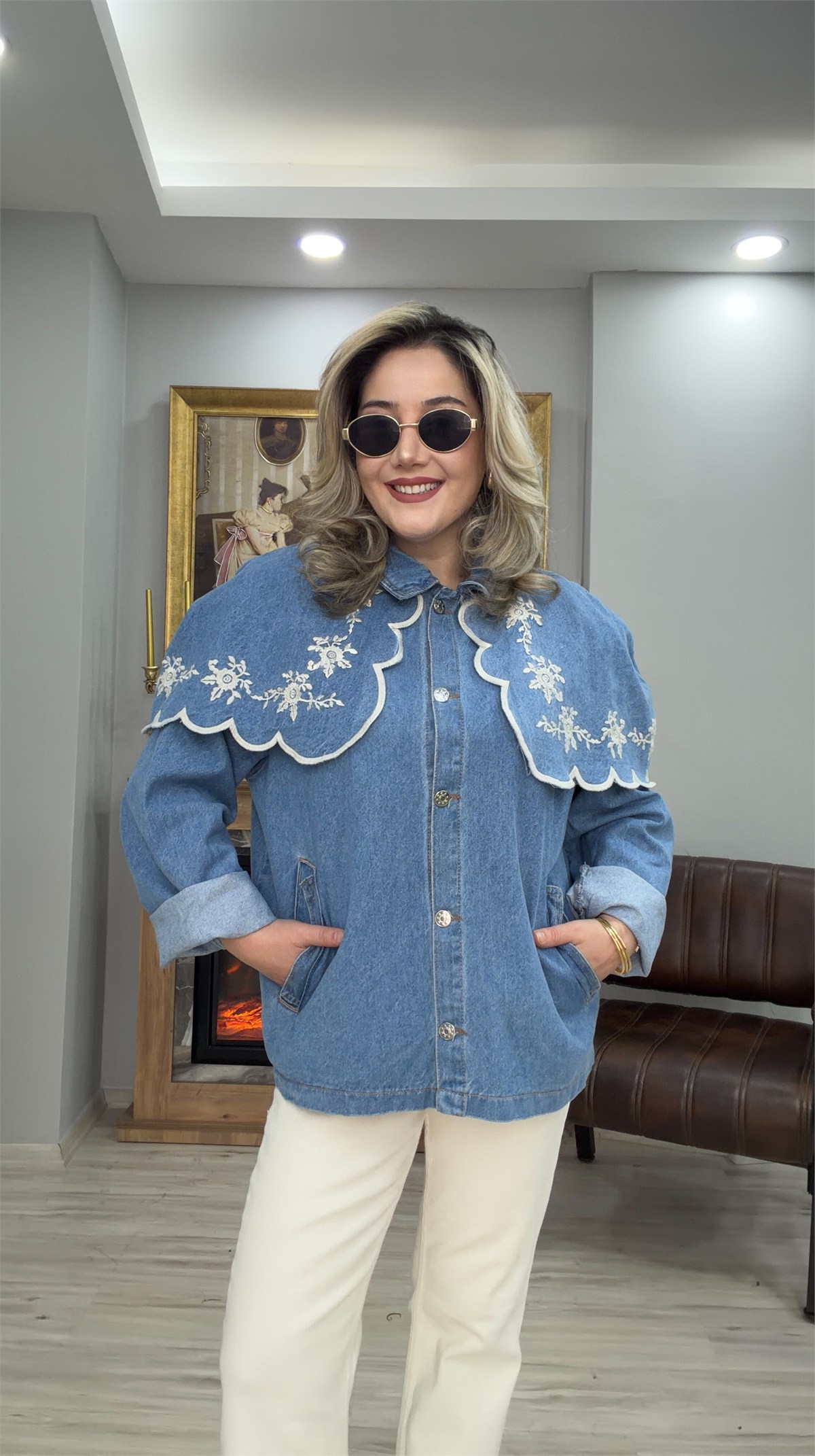 İŞLEME DETAYLI PELERİNLİ JEAN CEKET BUZ MAVİ