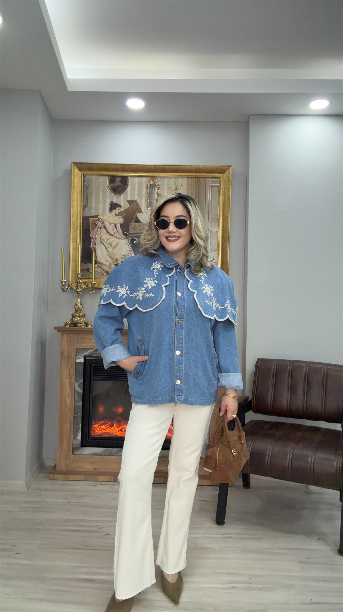 İŞLEME DETAYLI PELERİNLİ JEAN CEKET BUZ MAVİ