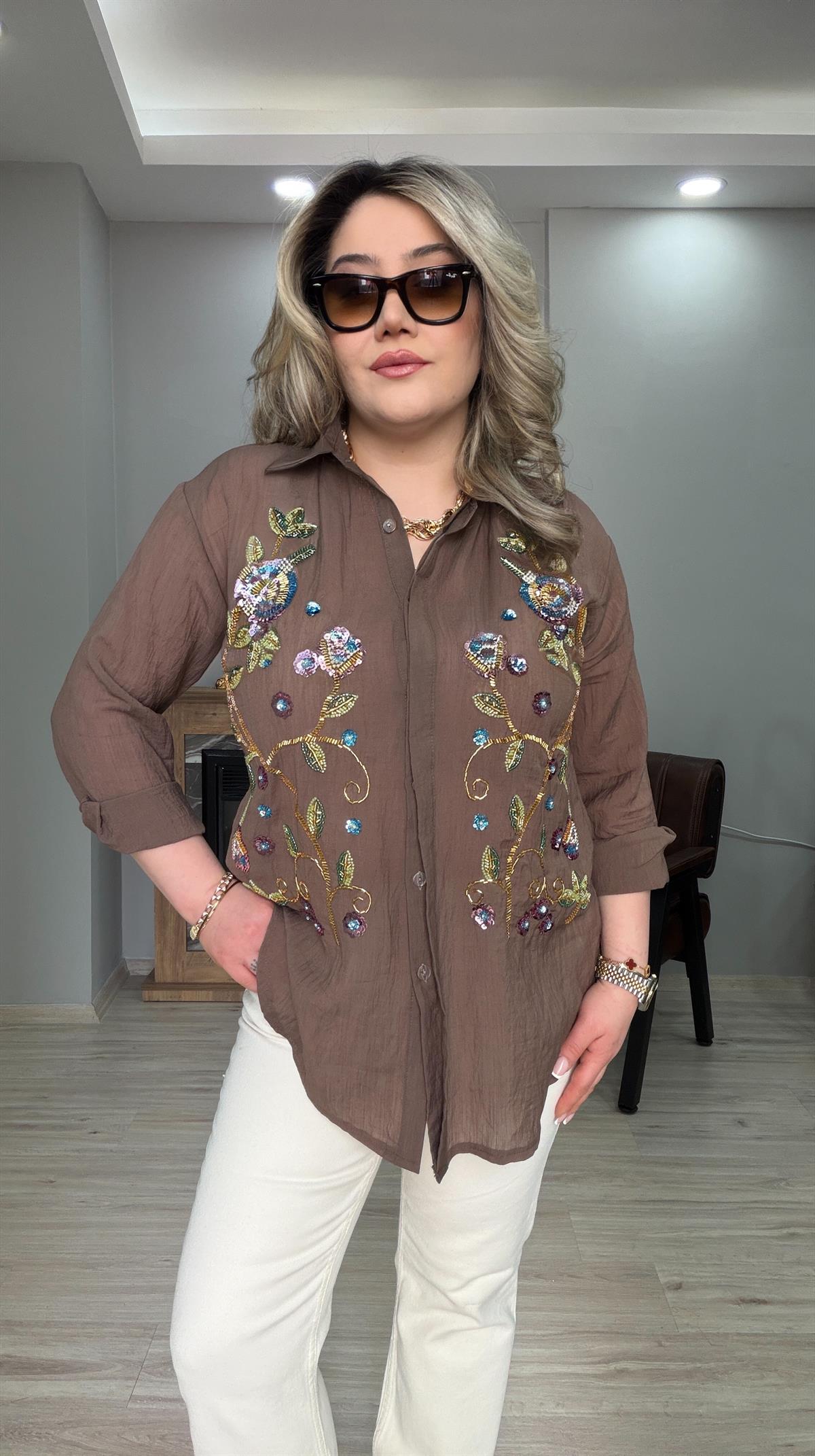 KAHVE İŞLEMELİ GÖMLEK 