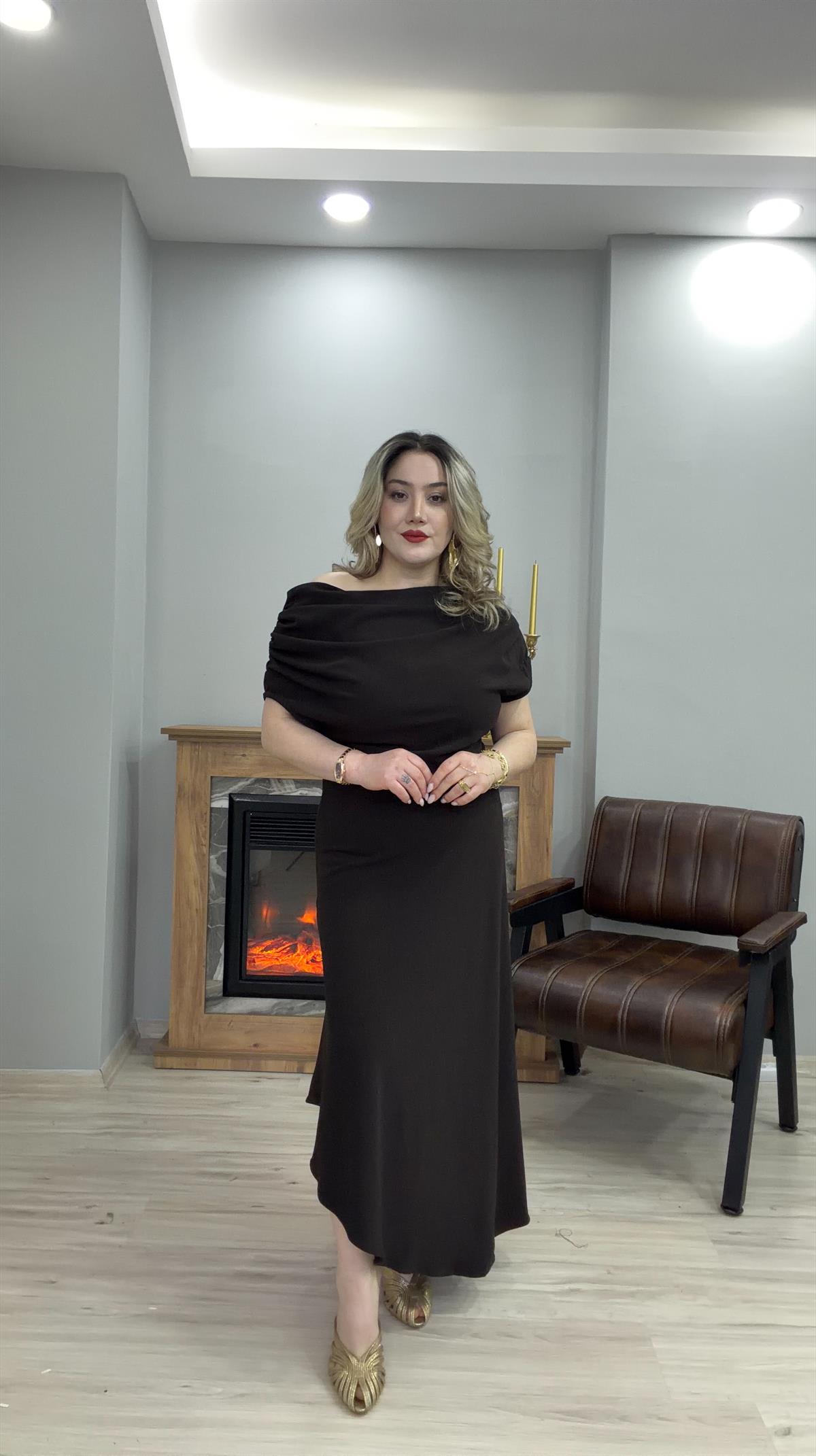 KAYIK YAKA OMUZ DRAPELİ ELBİSE KAHVERENGİ