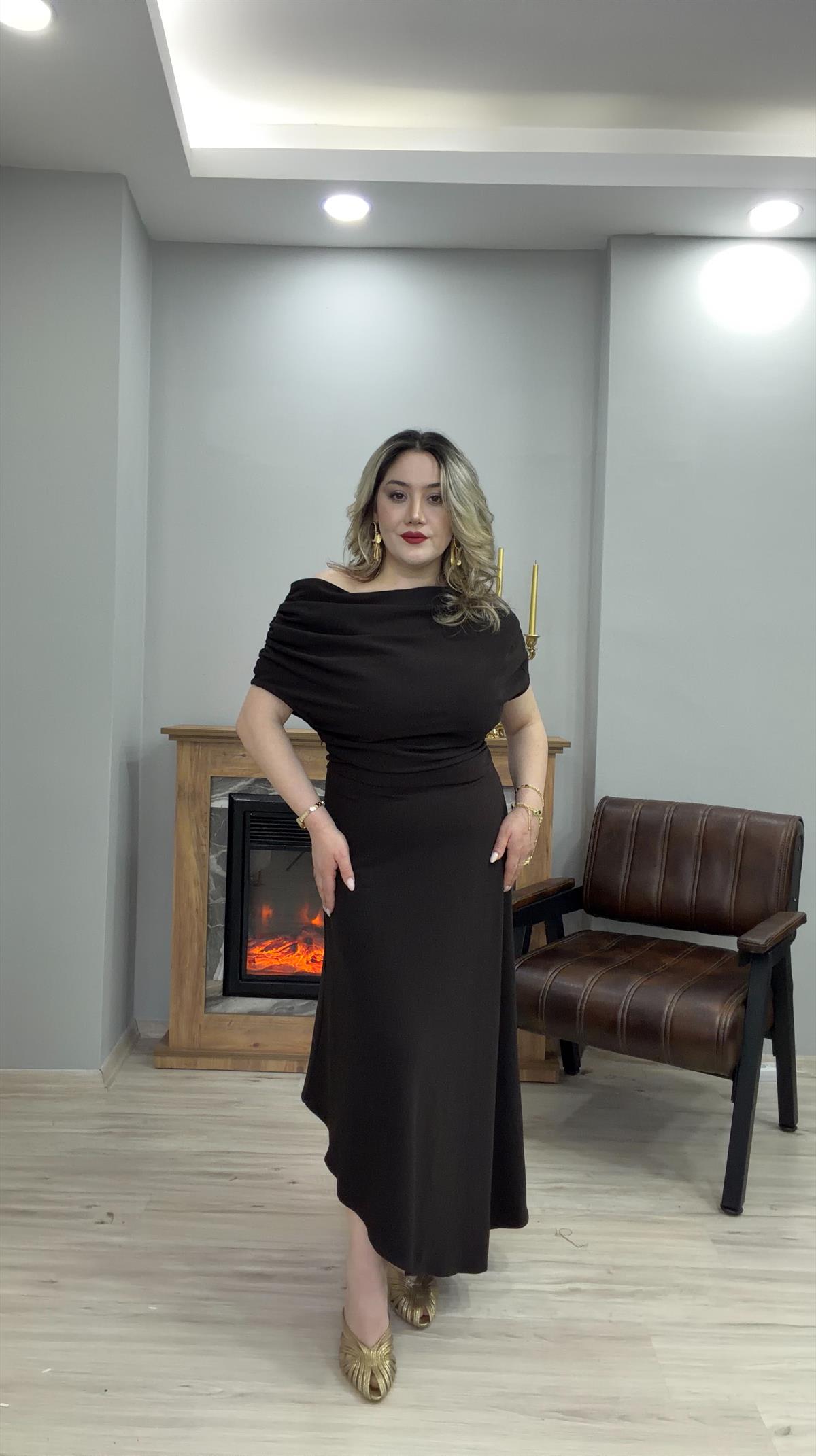 KAYIK YAKA OMUZ DRAPELİ ELBİSE KAHVERENGİ