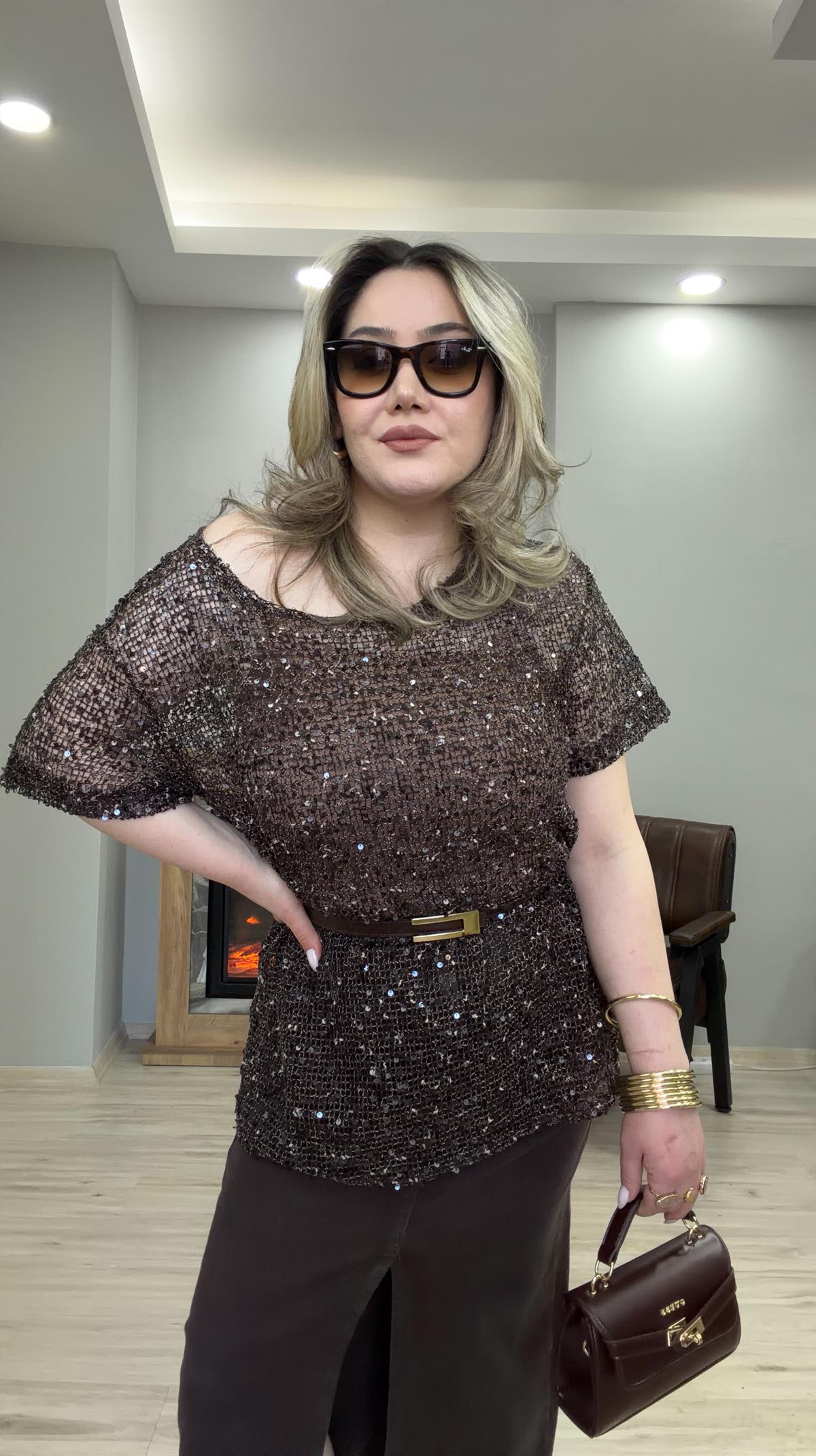 KISA KOL PAYETLİ BLUZ KAHVE