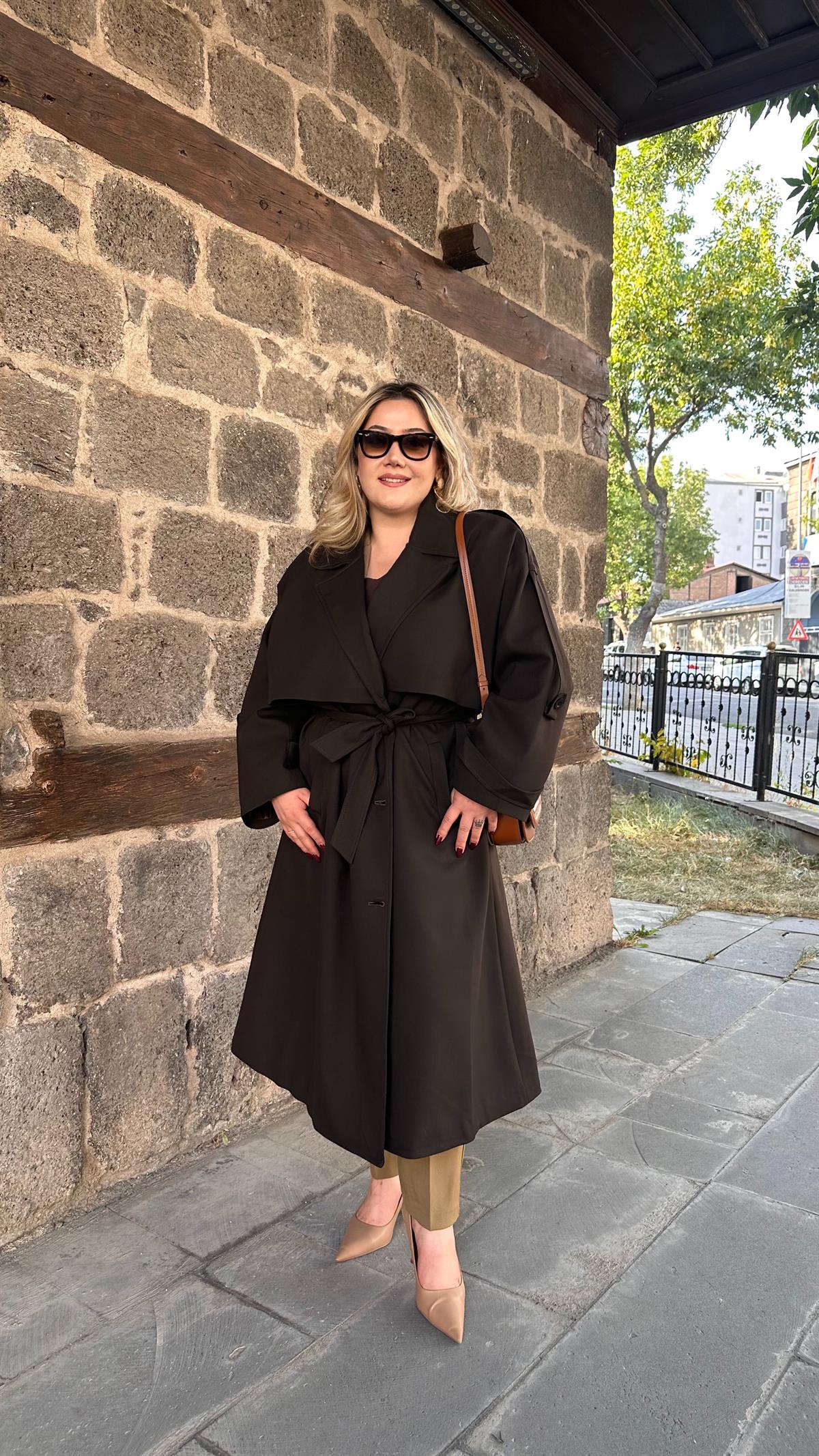 KUŞAKLI MAXİ BOY OMUZ MANŞETLİ TRENÇKOT ACI KAHVE
