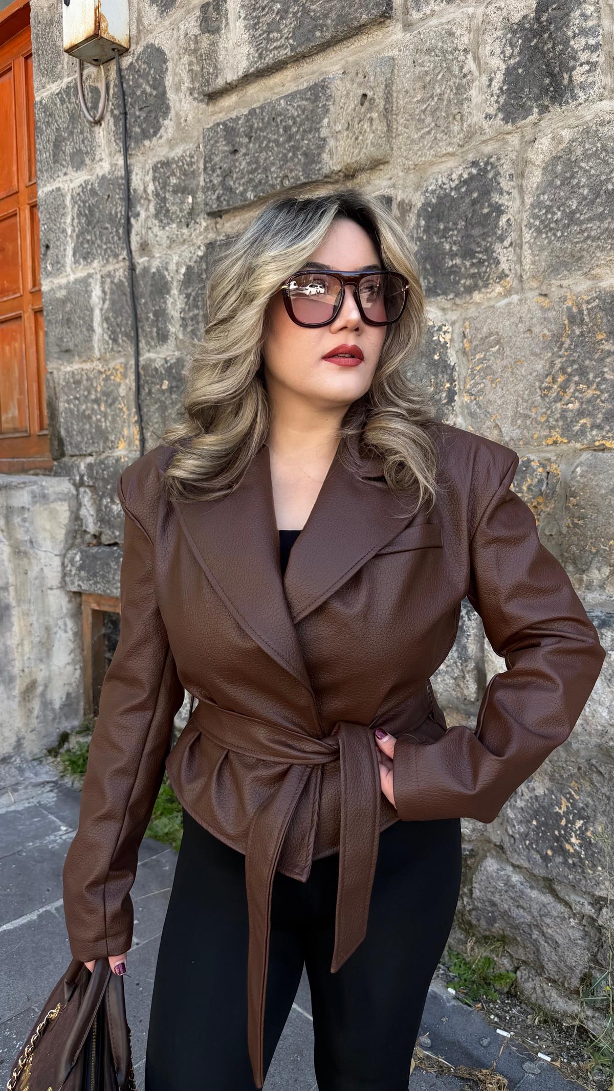KUŞAKLI VATKA DETAYLI MAT DERİ CEKET KAHVE