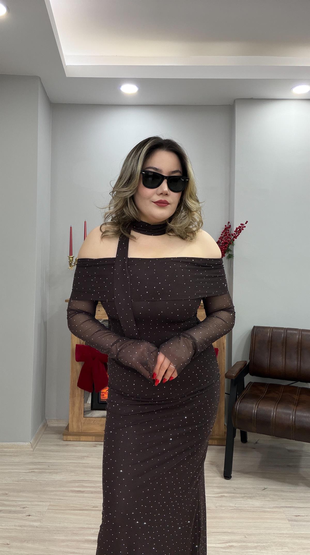 MADONNA YAKA TAŞLI TÜL FULARLI ELBİSE KAHVE