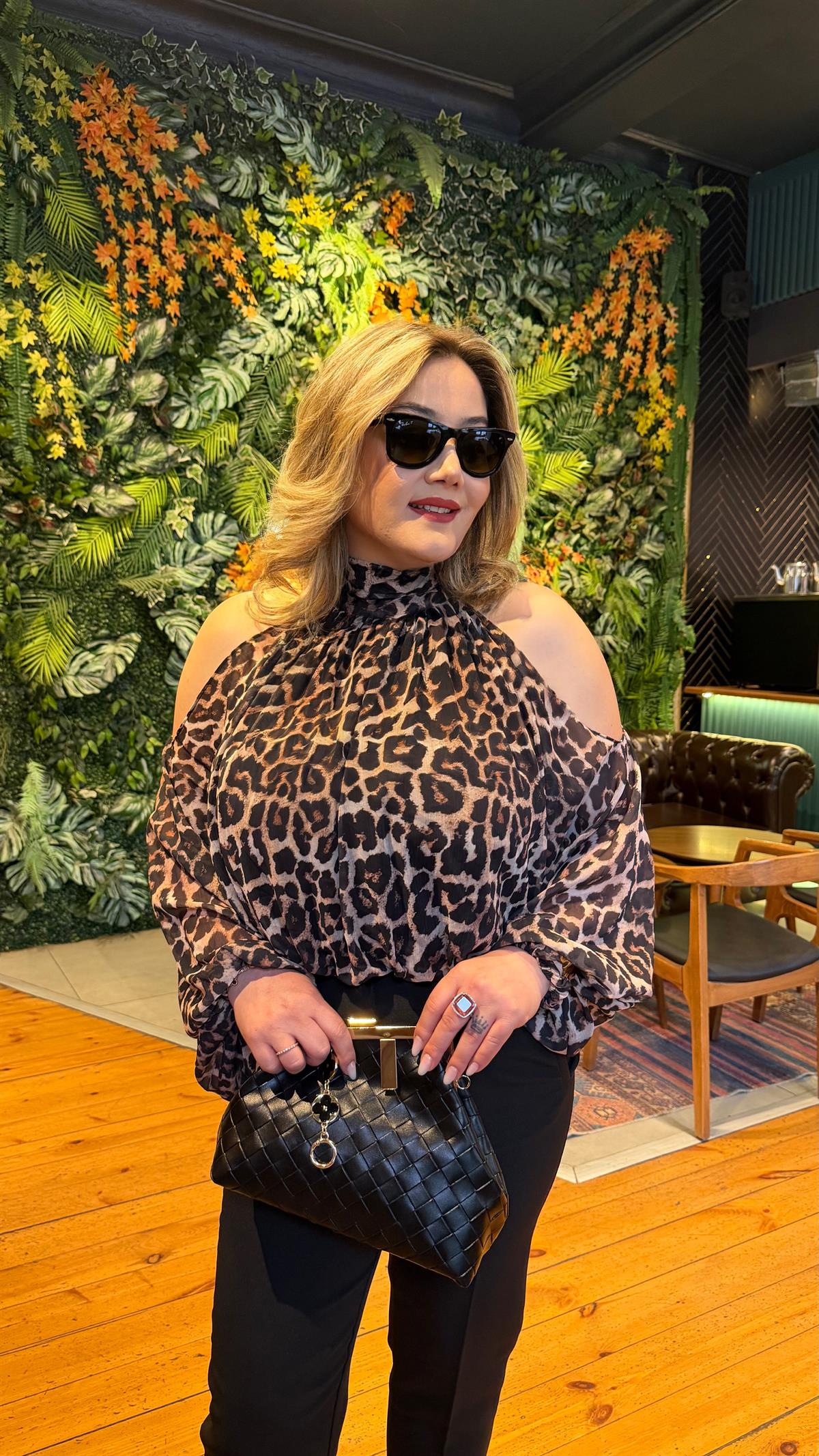 OMUZ DEKOLTELİ LEOPAR DESEN BLUZ