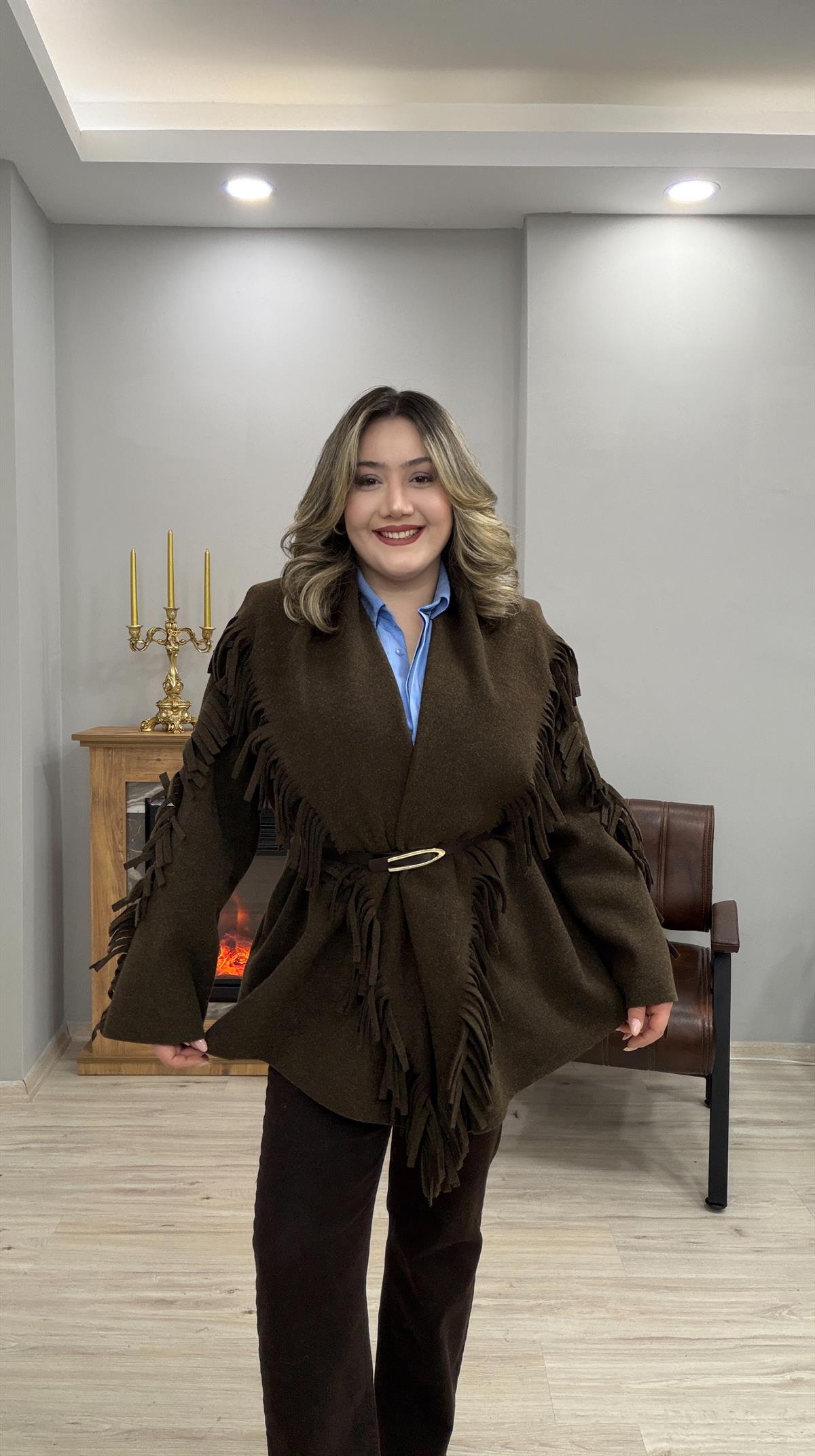 PÜSKÜLLÜ KEMERLİ KAŞE PANÇO KAHVE