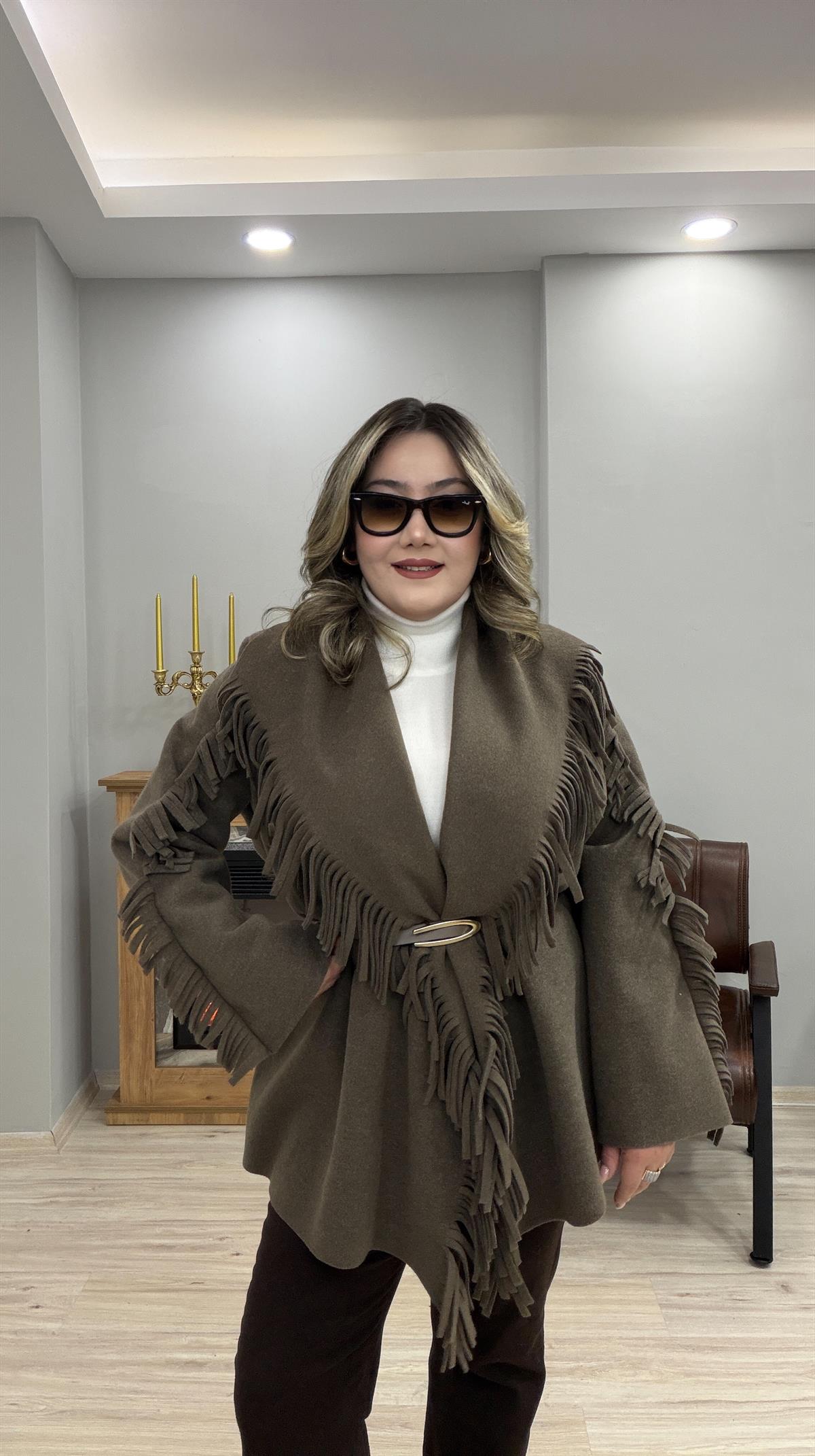 PÜSKÜLLÜ KEMERLİ KAŞE PANÇO VİZON 