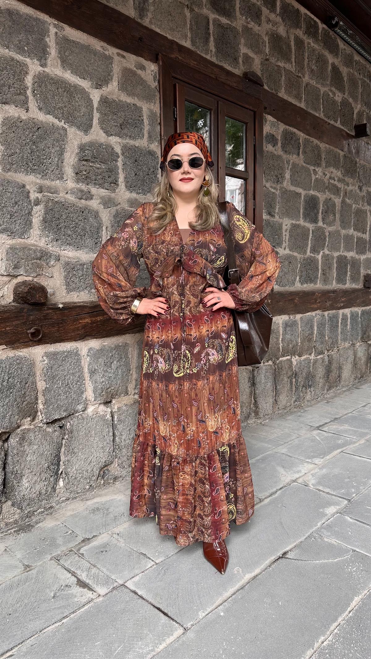 ŞAL DESEN V YAKA ŞİFON ELBİSE KAHVE