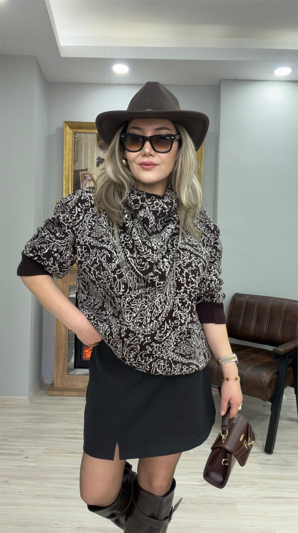 ŞAL DETAYLI DESENLİ KAZAK KAHVE