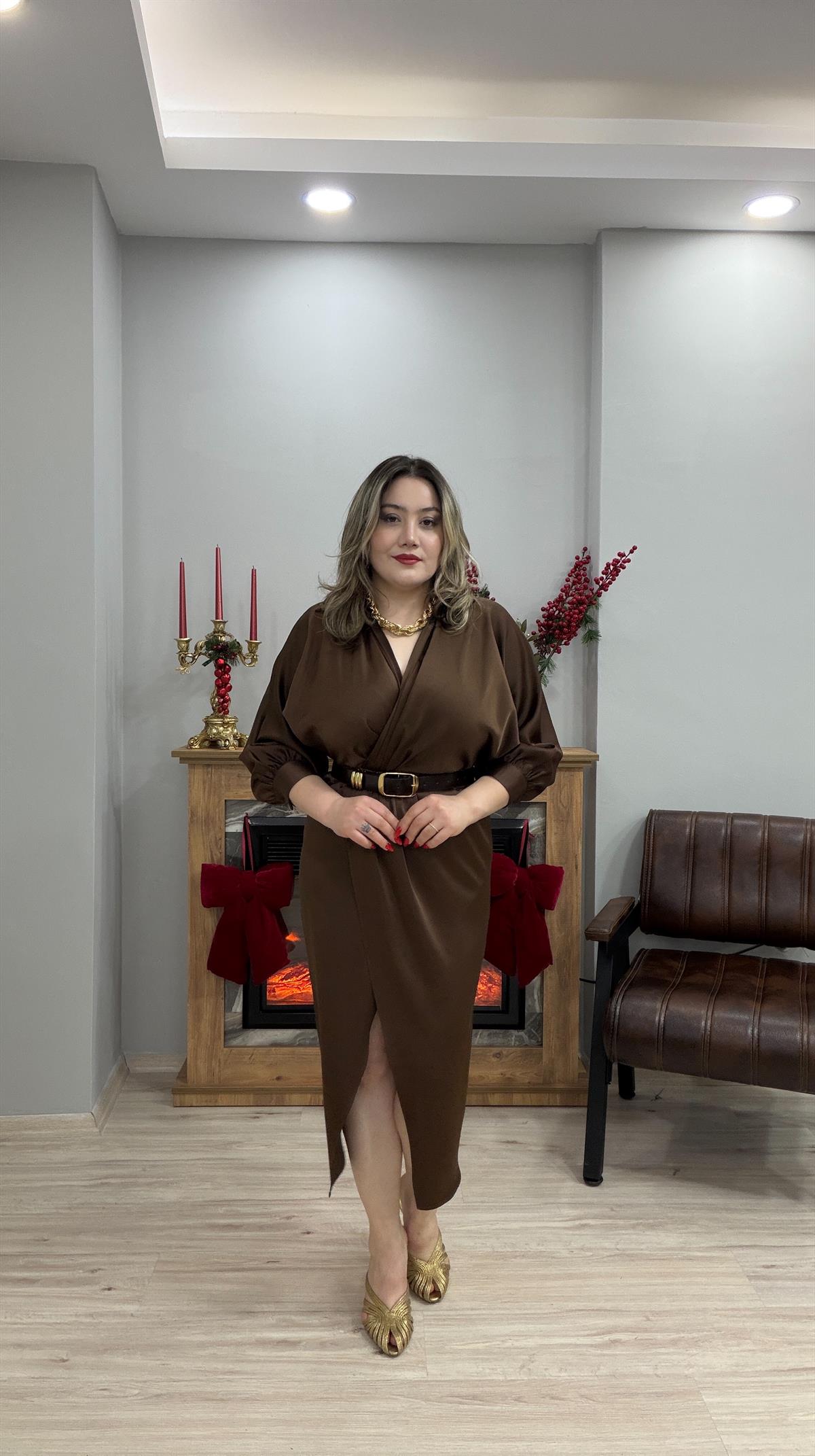 SATEN KRUVAZE KEMERLİ ELBİSE KAHVE