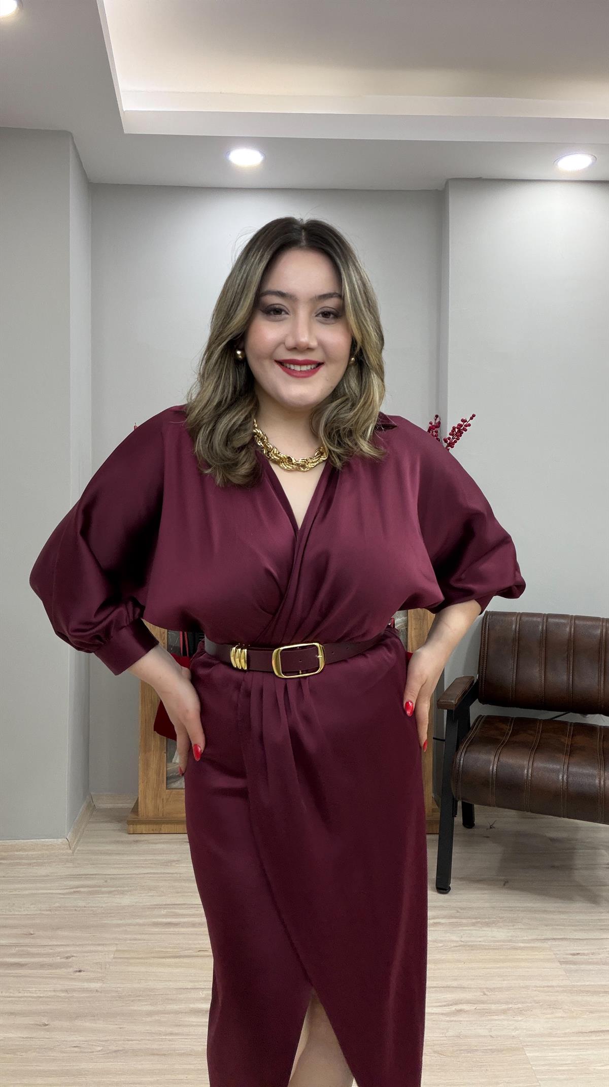 SATEN KRUVAZE KEMERLİ ELBİSE MÜRDÜM