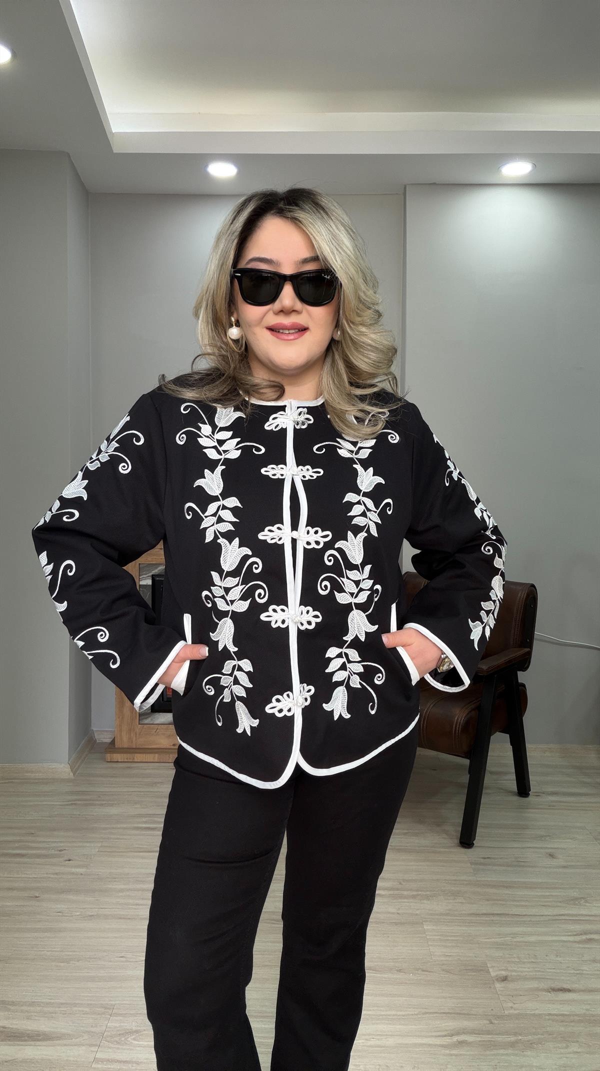 SİYAH BEYAZ NAKIŞLI MANDARİN CEKET 