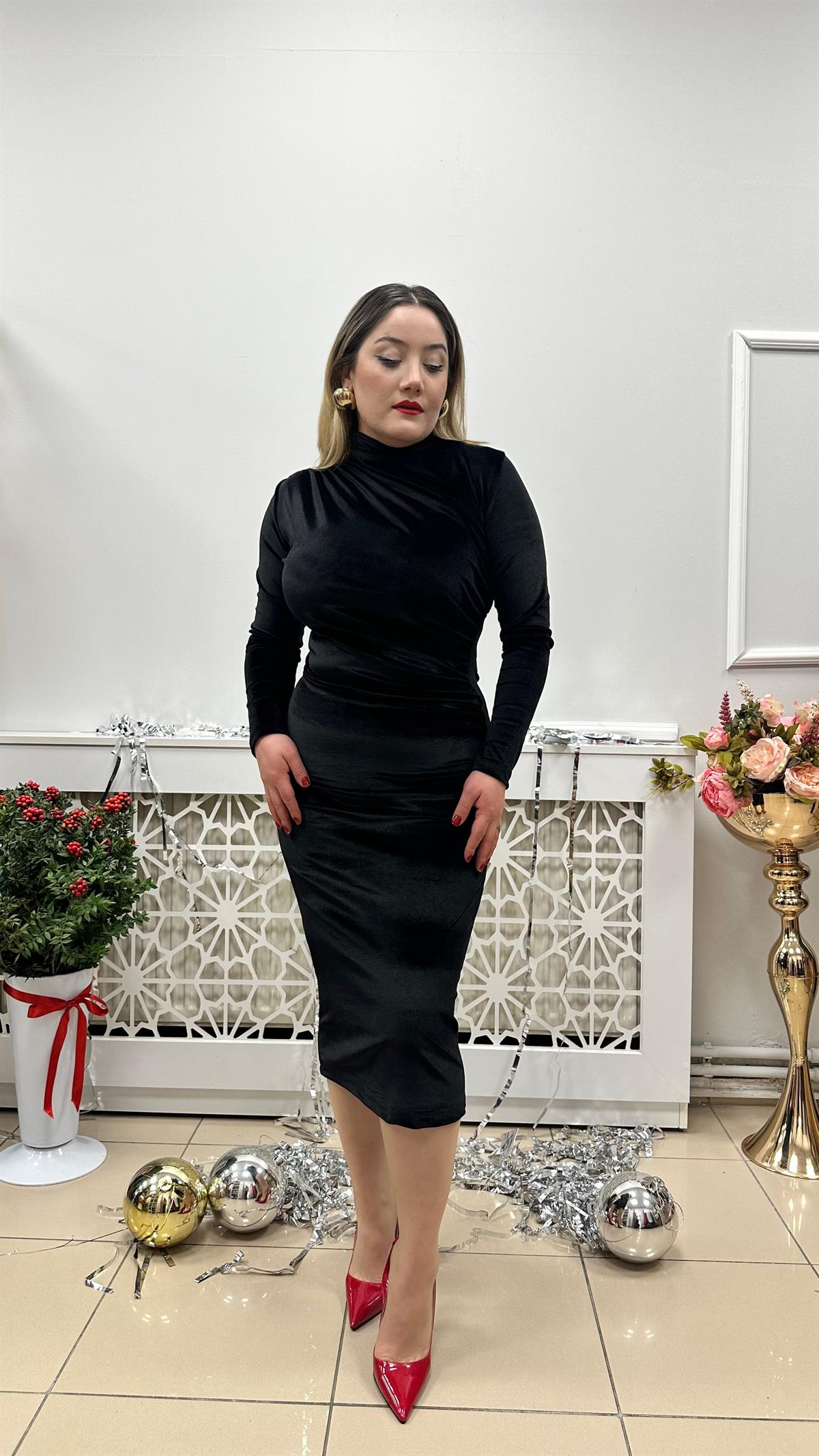 Siyah drapeli dik yaka kadife elbise
