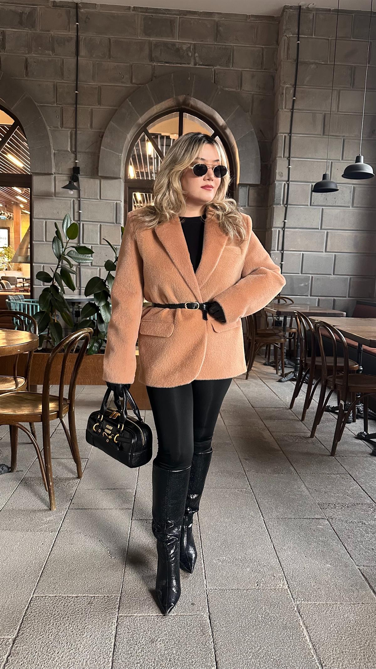 TAY TÜYLÜ KEMERLİ BLAZER CEKET CAMEL