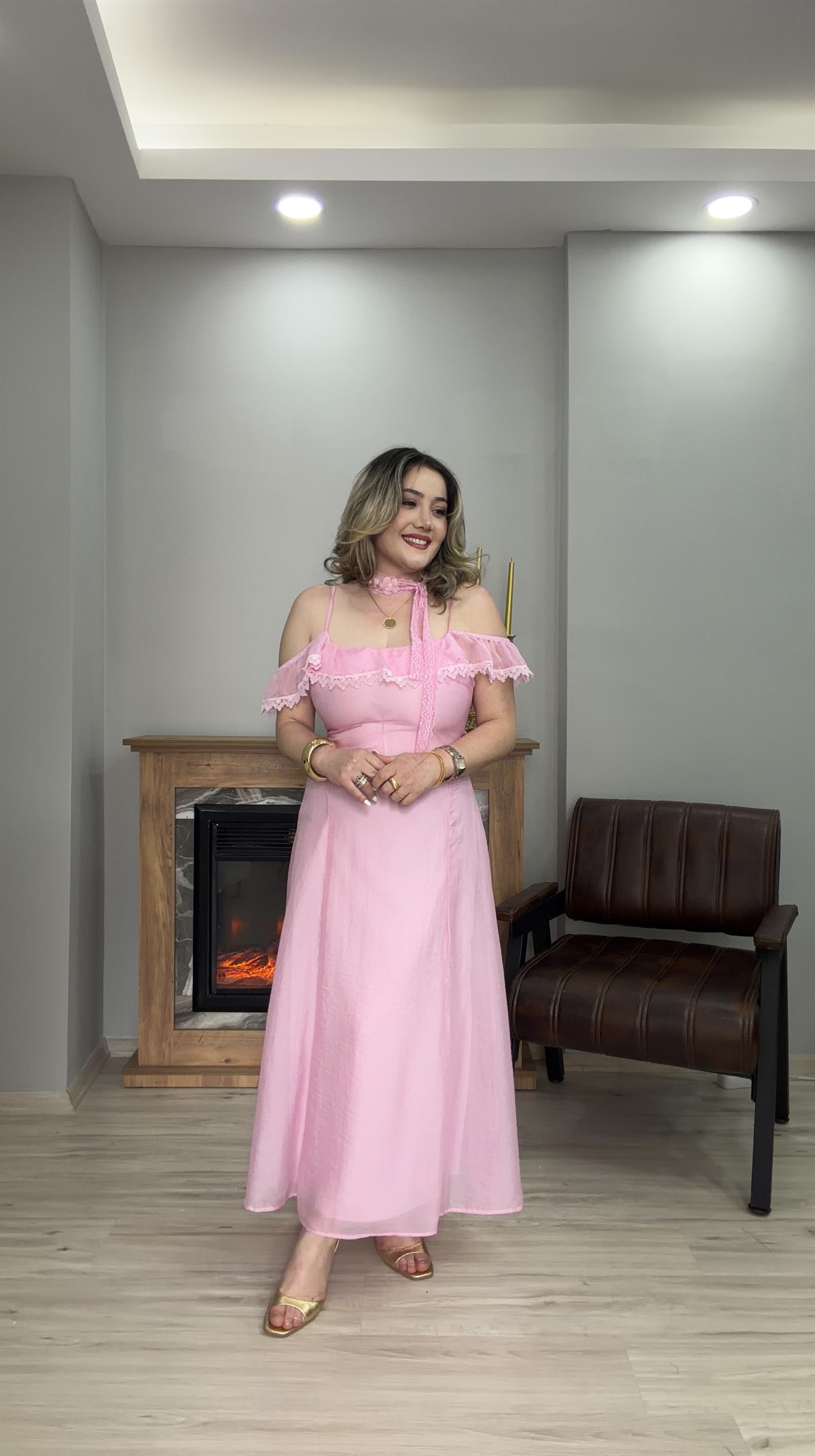 YAKA FIRFIR DETAYLI FULARLI ELBİSE  PEMBE 
