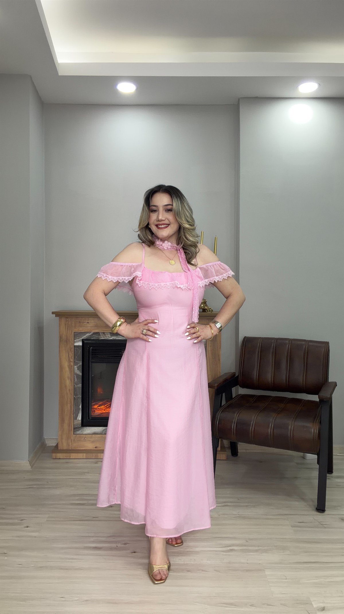 YAKA FIRFIR DETAYLI FULARLI ELBİSE  PEMBE 
