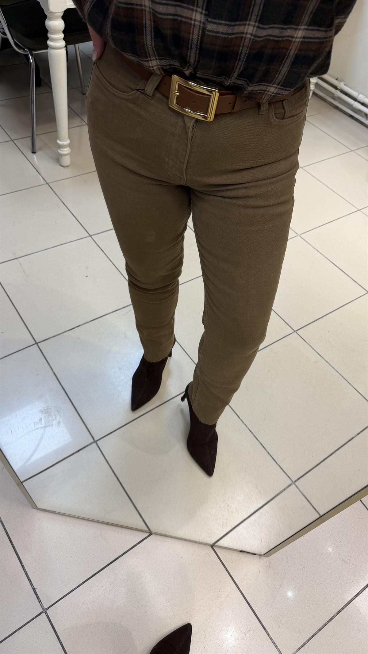 YÜKSEK BEL KESİK PAÇA BOYFİT JEAN CAMEL