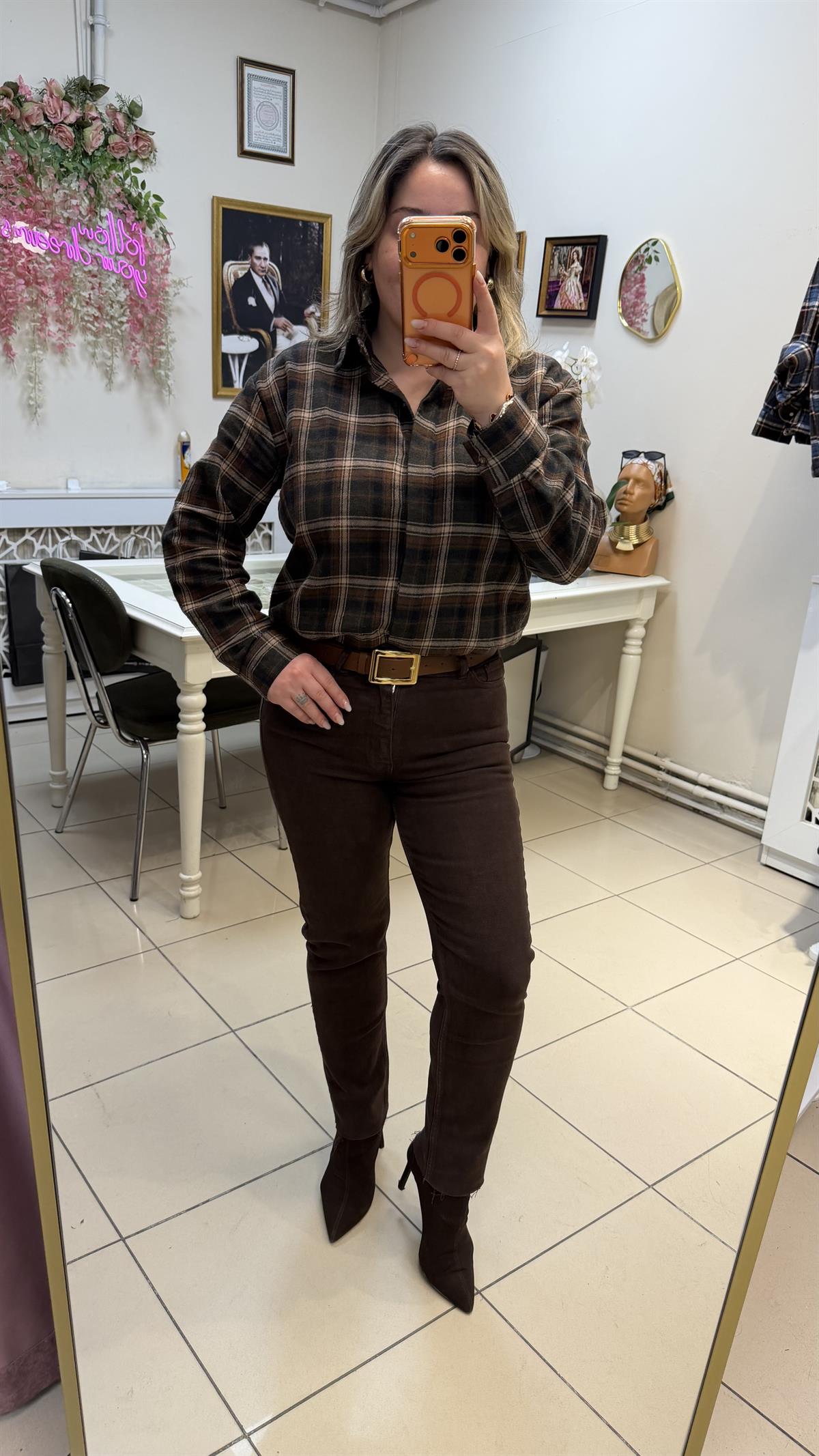 YÜKSEK BEL KESİK PAÇA BOYFİT JEAN KAHVE