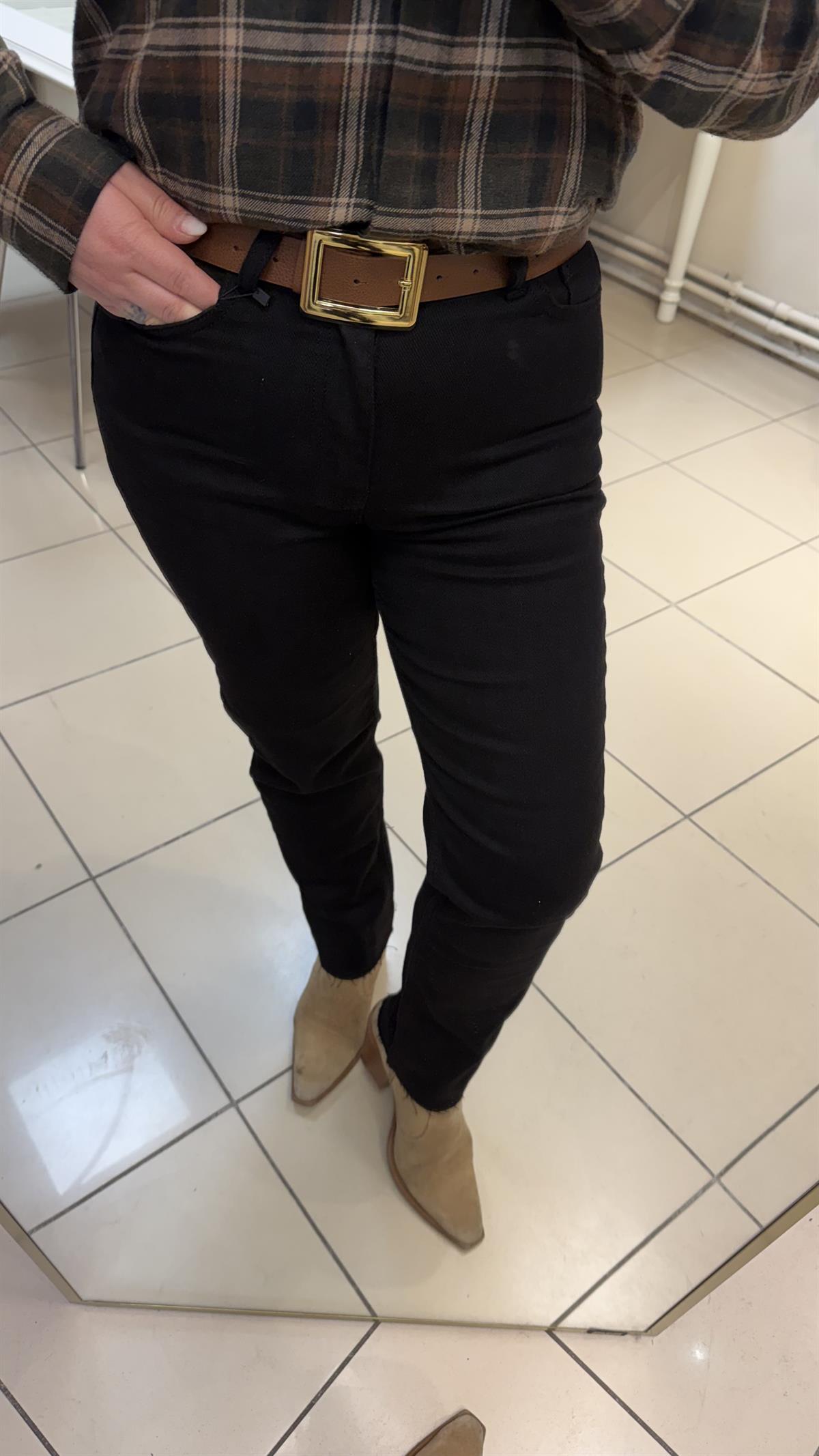 YÜKSEK BEL KESİK PAÇA BOYFİT JEAN SİYAH