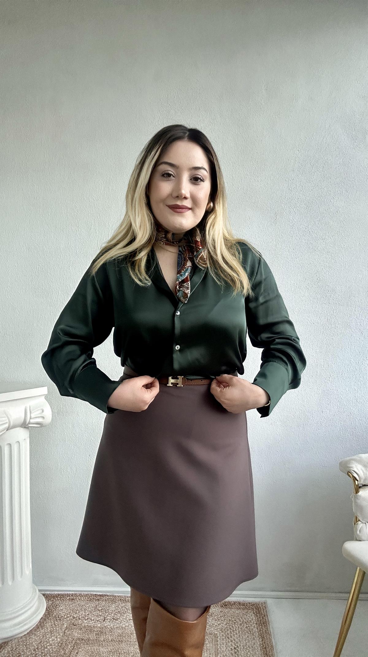 Zümrüt yeşili pamuk saten gömlek