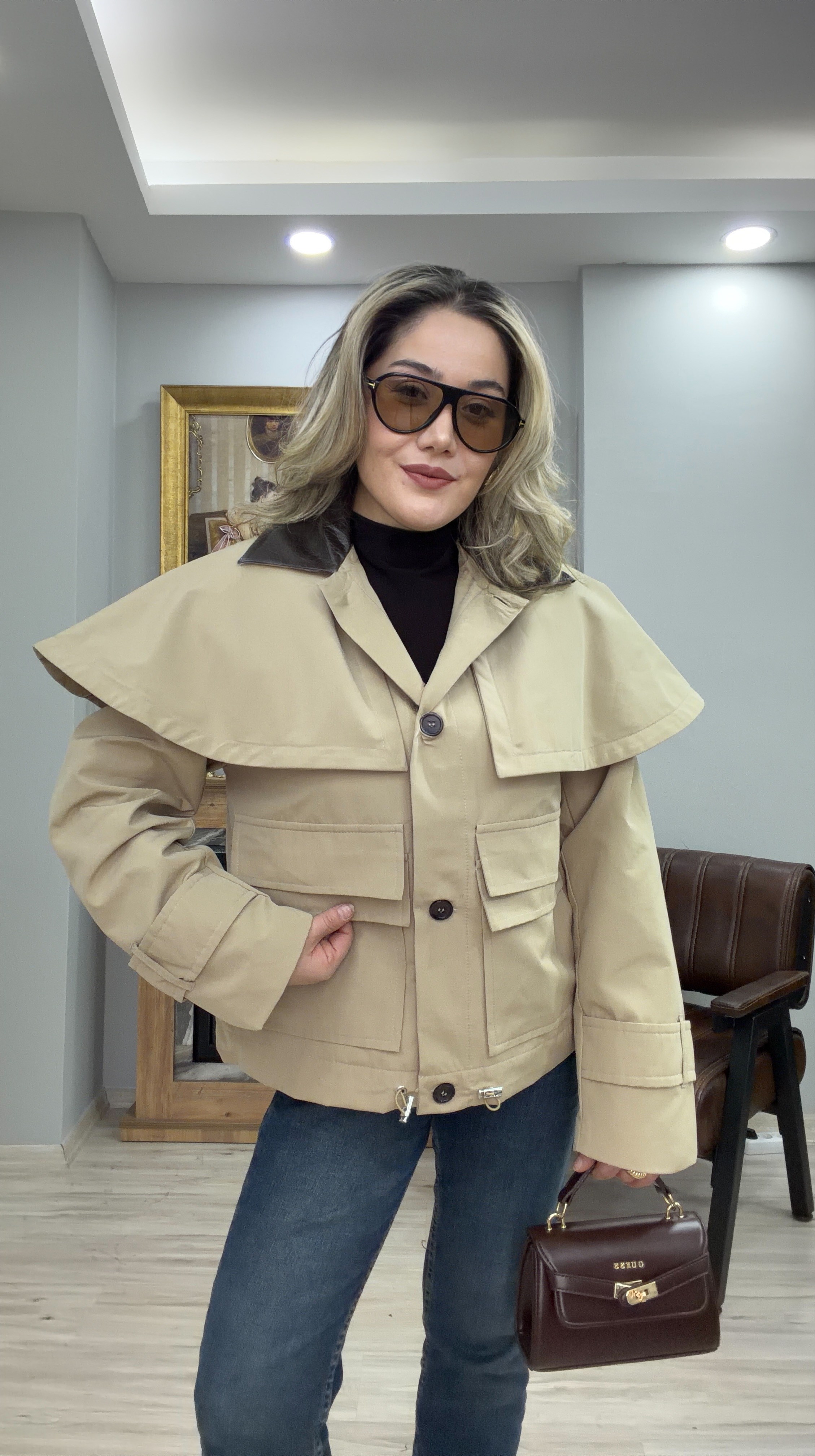 ÇIKARILABİLİR PELERİNLİ BEJ CEKET